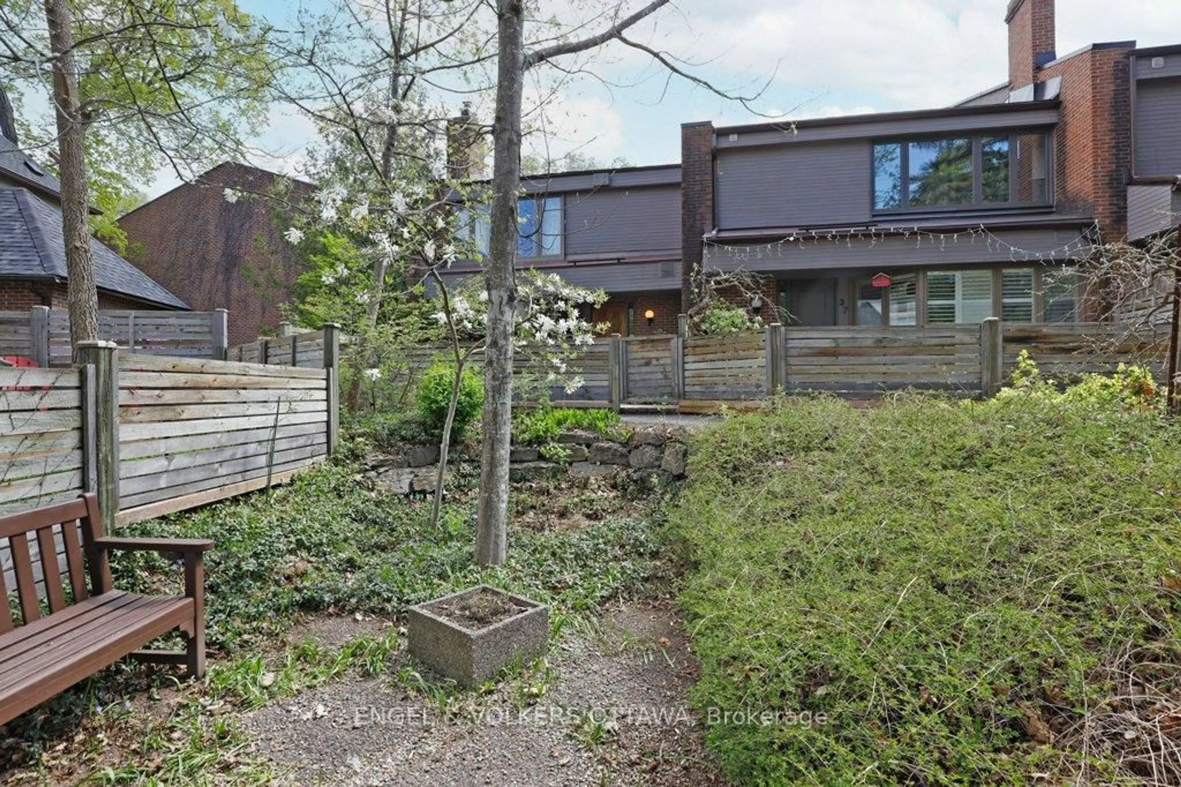 A pic from outside/outdoor area/front of a property/back of a property/a pic from drone, street for 35 Belvedere Cres #35, Ottawa Ontario K1M 0E5