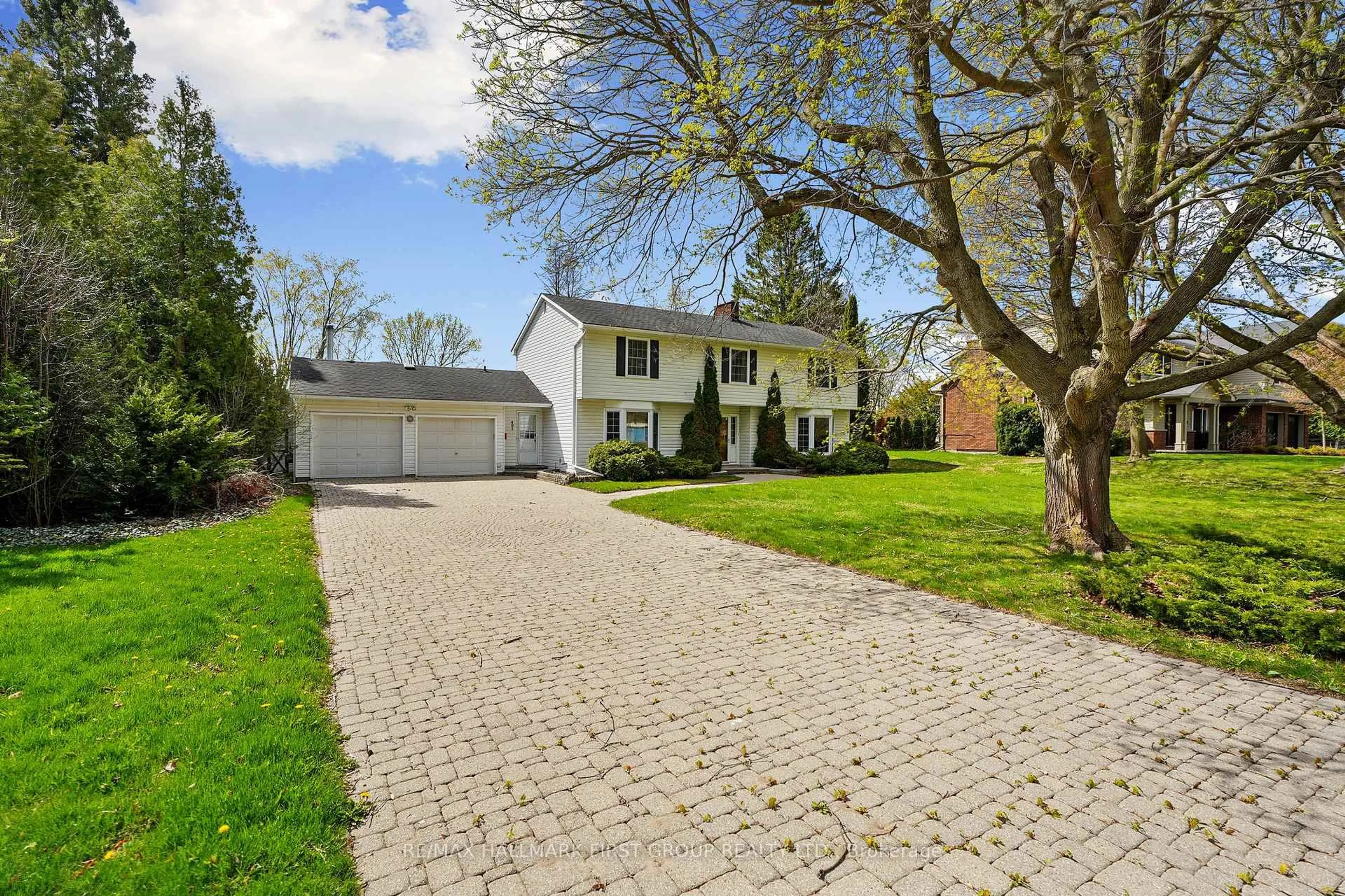 A pic from outside/outdoor area/front of a property/back of a property/a pic from drone, street for 401 Lakeshore Dr, Cobourg Ontario K9A 1S2