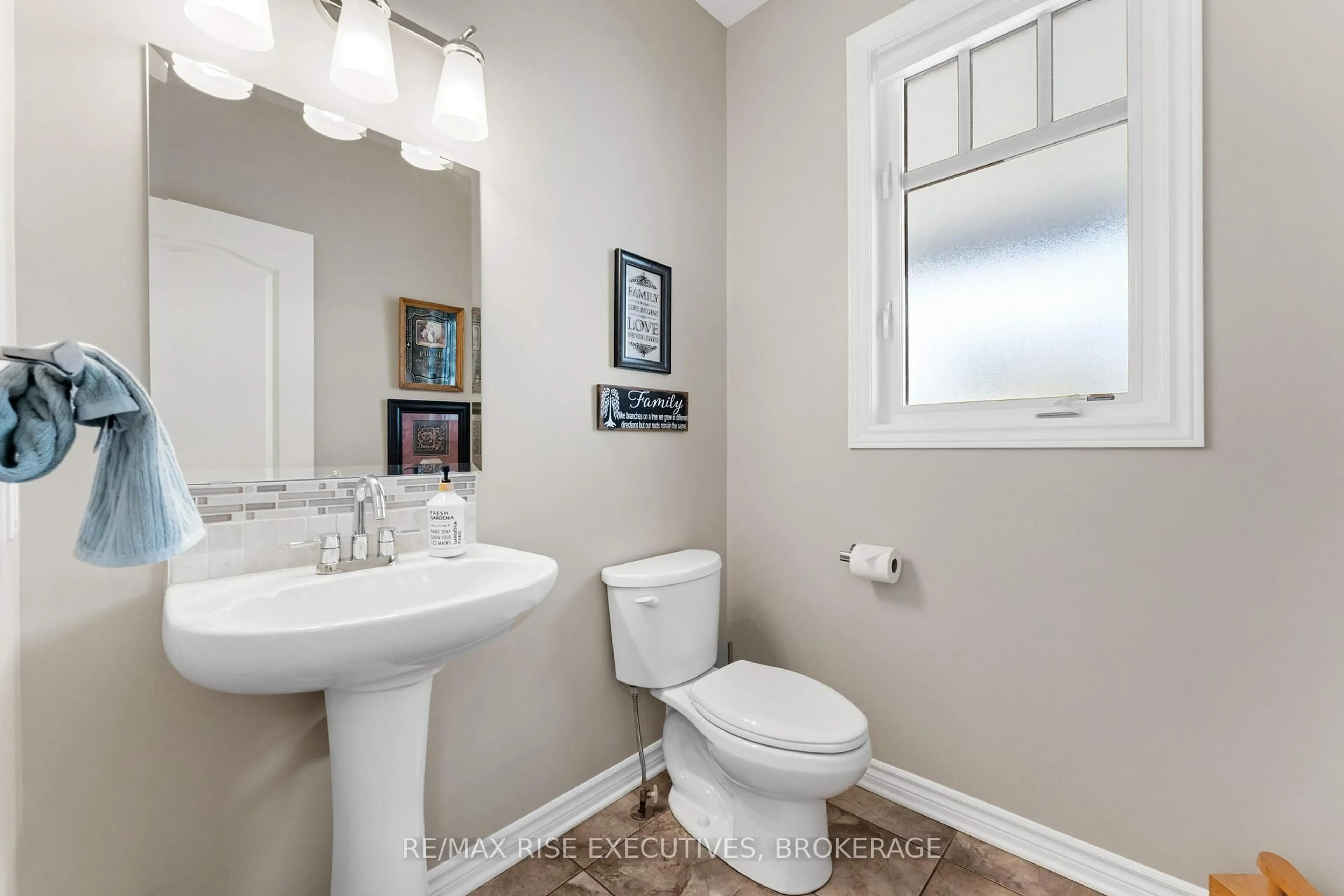 Standard bathroom, ceramic/tile floor for 1707 REGINALD BART Dr, Kingston Ontario K7K 0E7