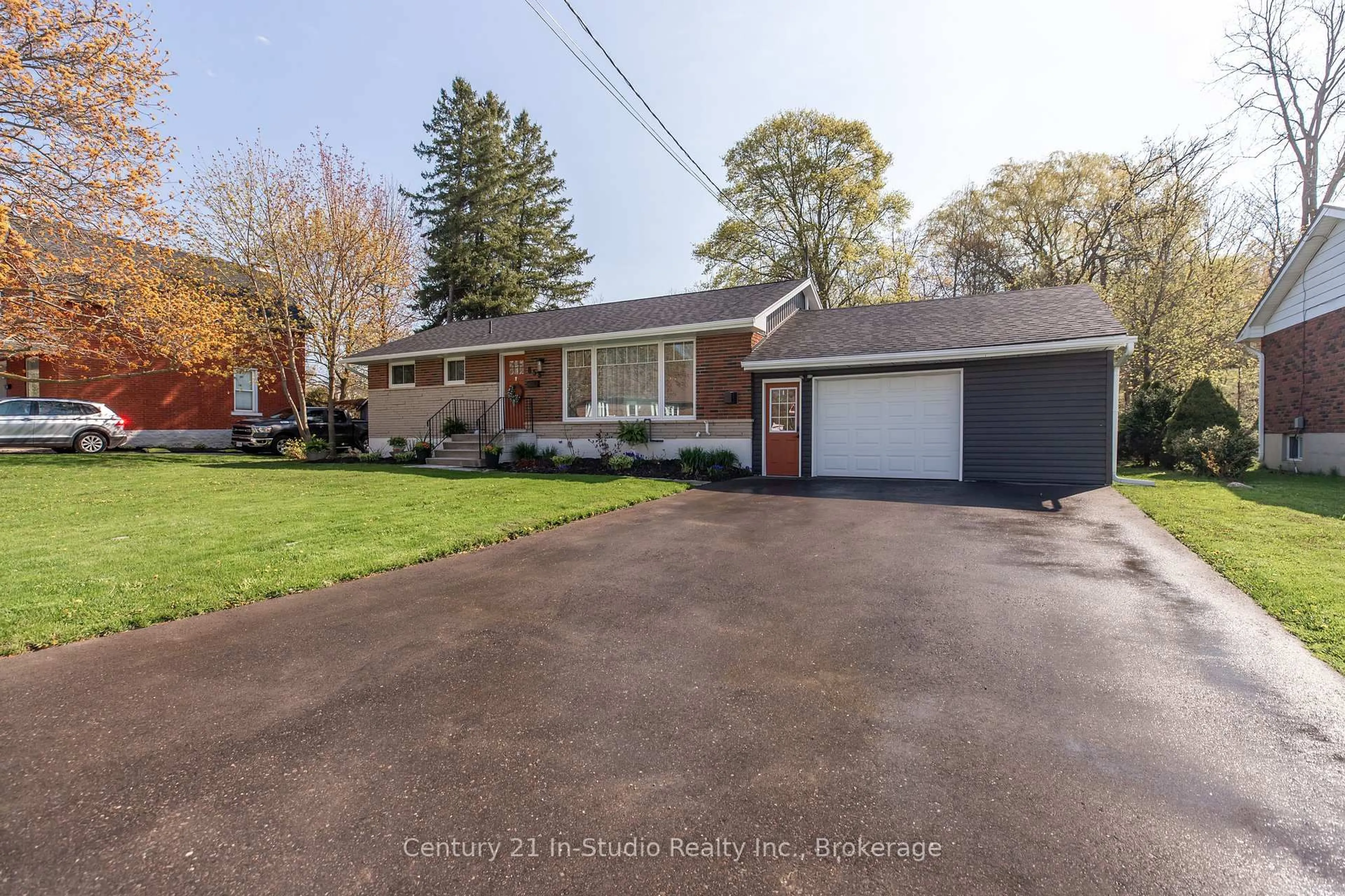 A pic from outside/outdoor area/front of a property/back of a property/a pic from drone, street for 855 8th Ave, Owen Sound Ontario N4K 3A8