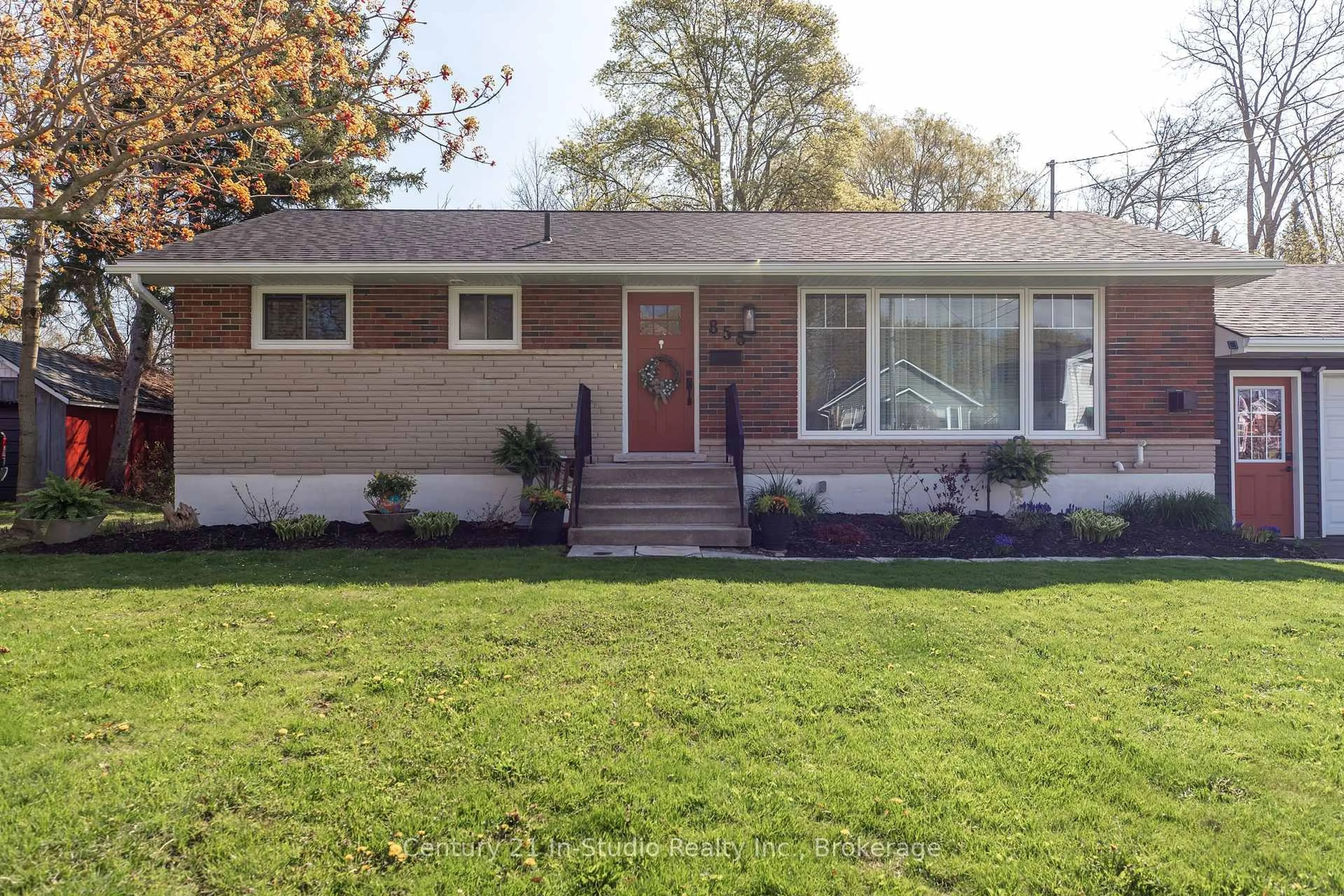Home with vinyl exterior material, street for 855 8th Ave, Owen Sound Ontario N4K 3A8