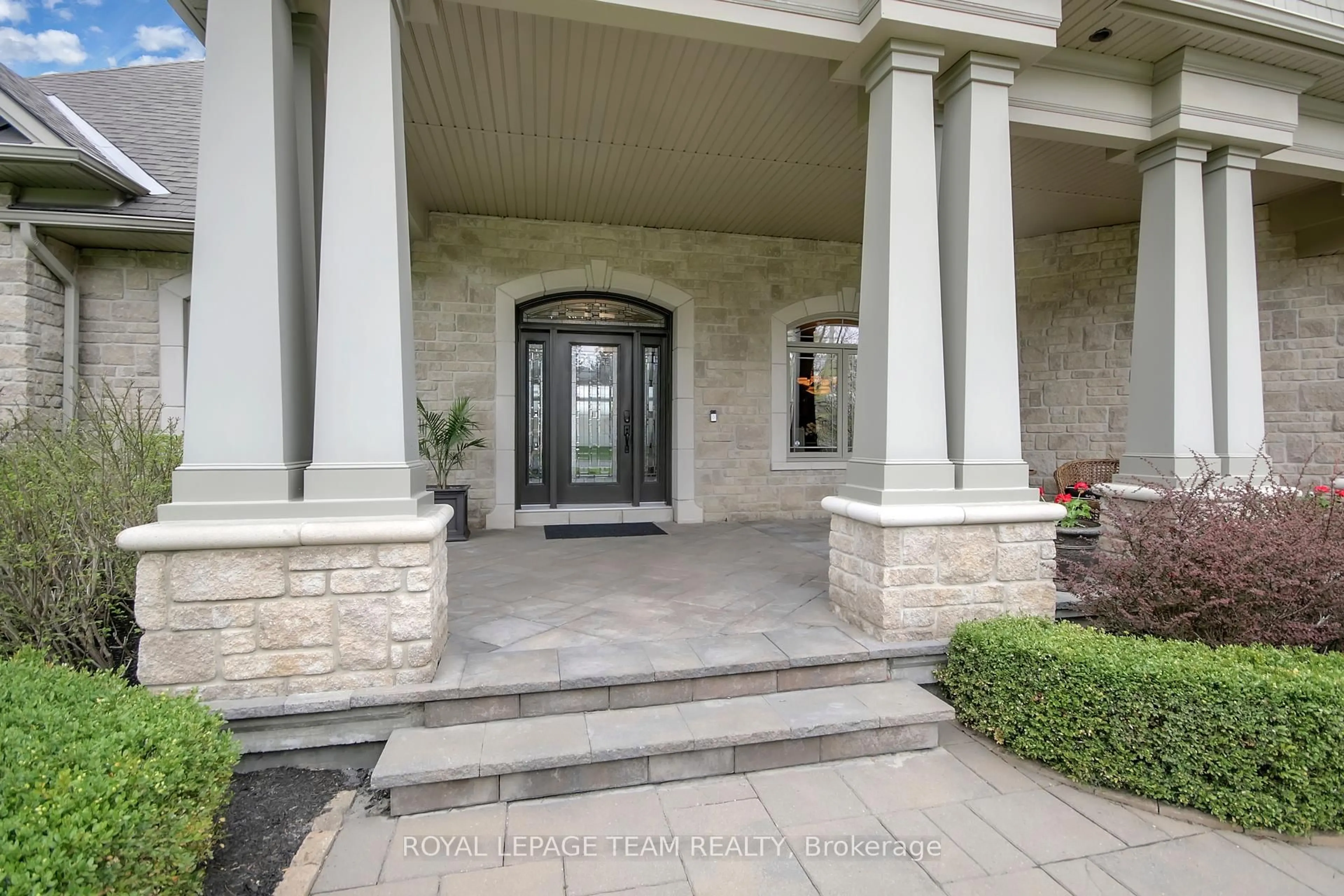 Indoor entryway for 5591 Manotick Main St, Ottawa Ontario K4M 1A4