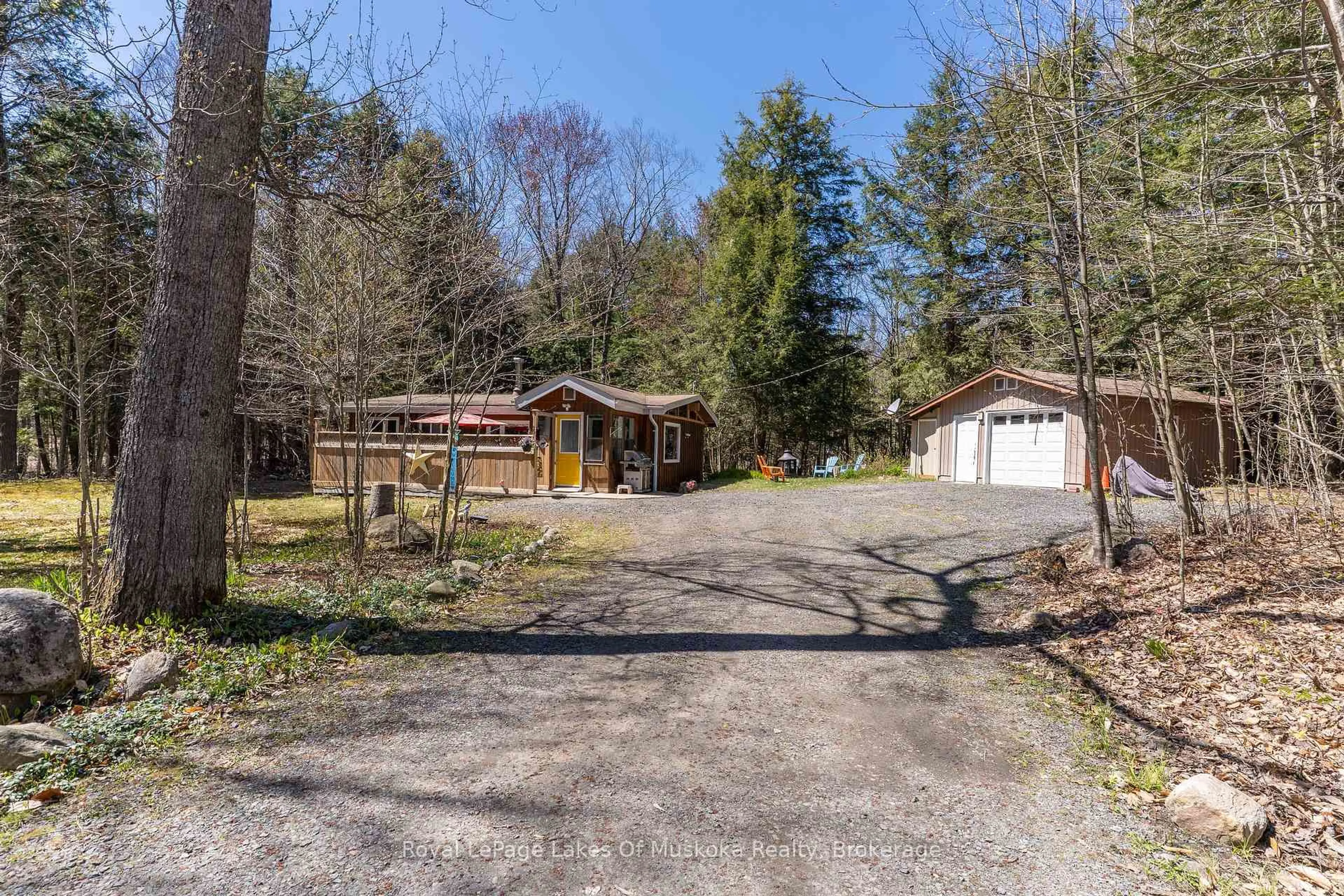 A pic from outside/outdoor area/front of a property/back of a property/a pic from drone, street for 35 Brennan Circ, Huntsville Ontario P1H 2J2