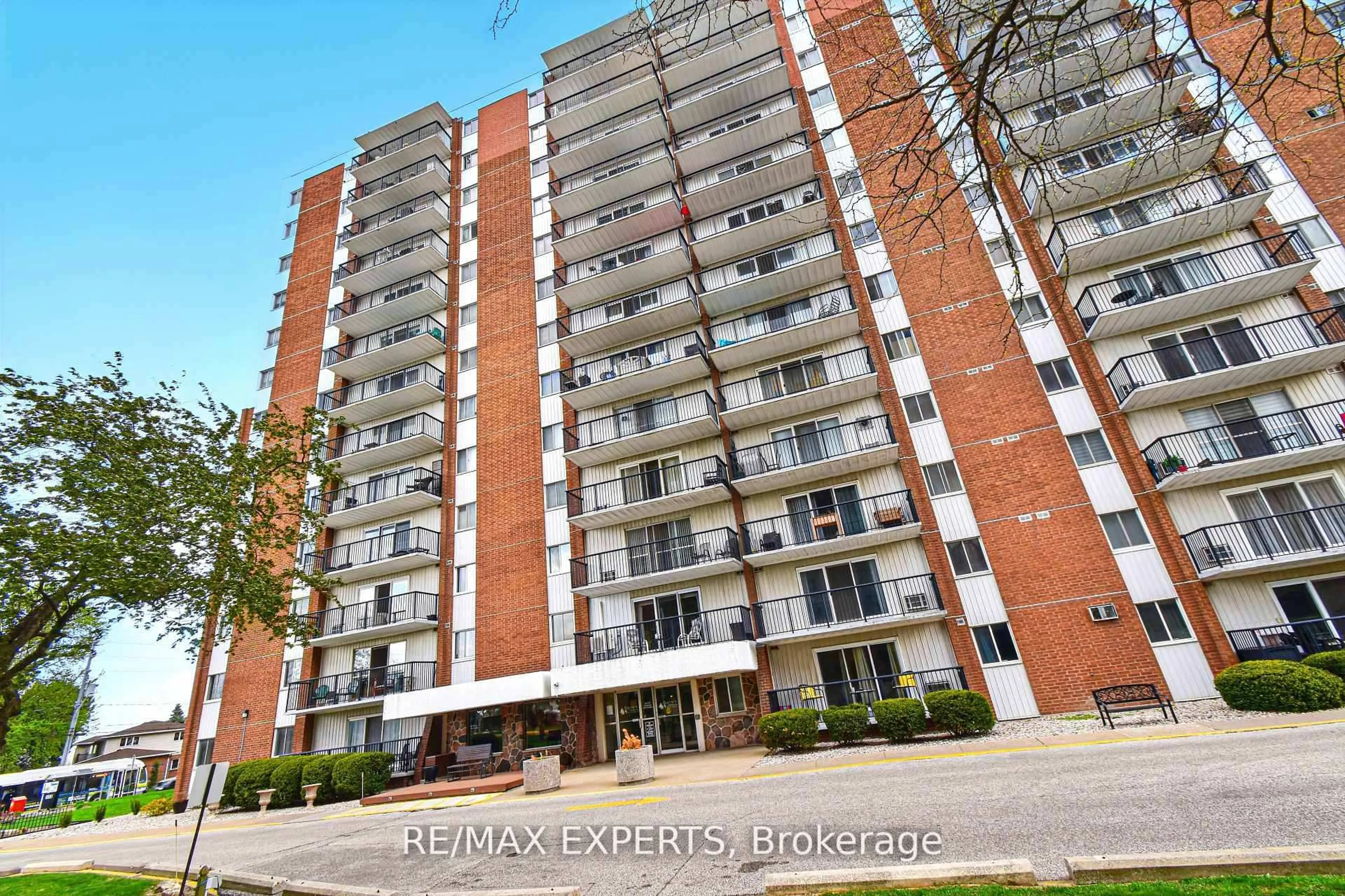 Indoor foyer for 8591 Riverside Dr #410, Windsor Ontario N8S 1G3