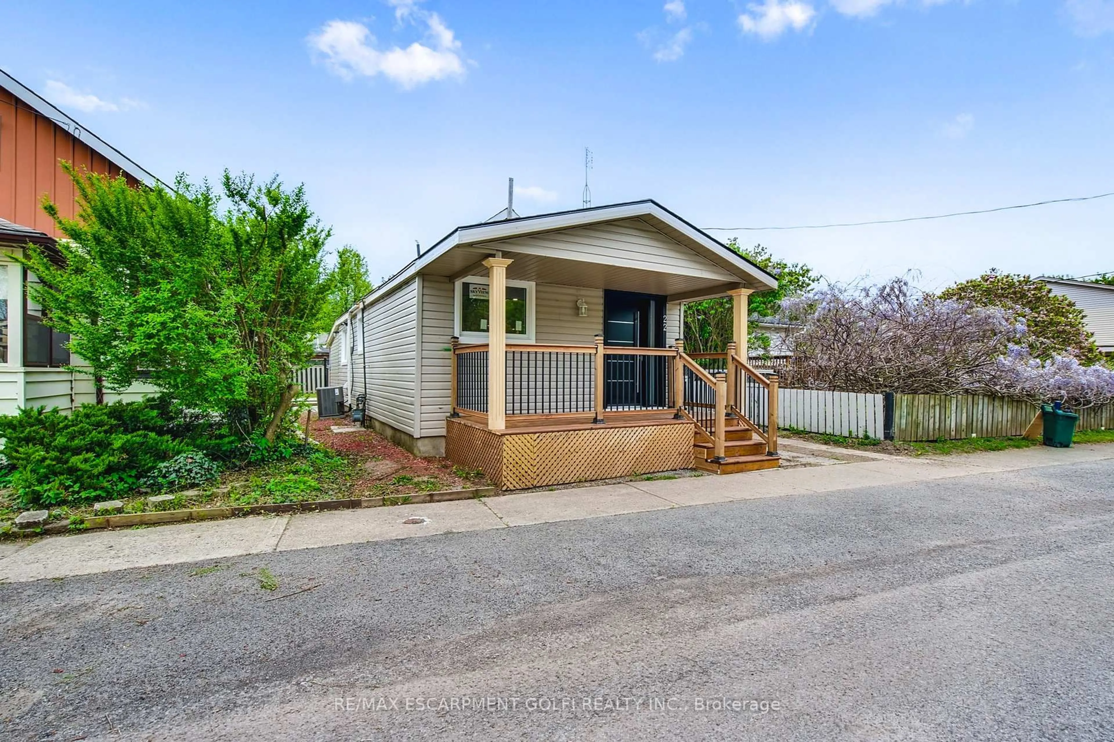 Home with vinyl exterior material, street for 22 SHICKLUNA St, St. Catharines Ontario L2S 1L4