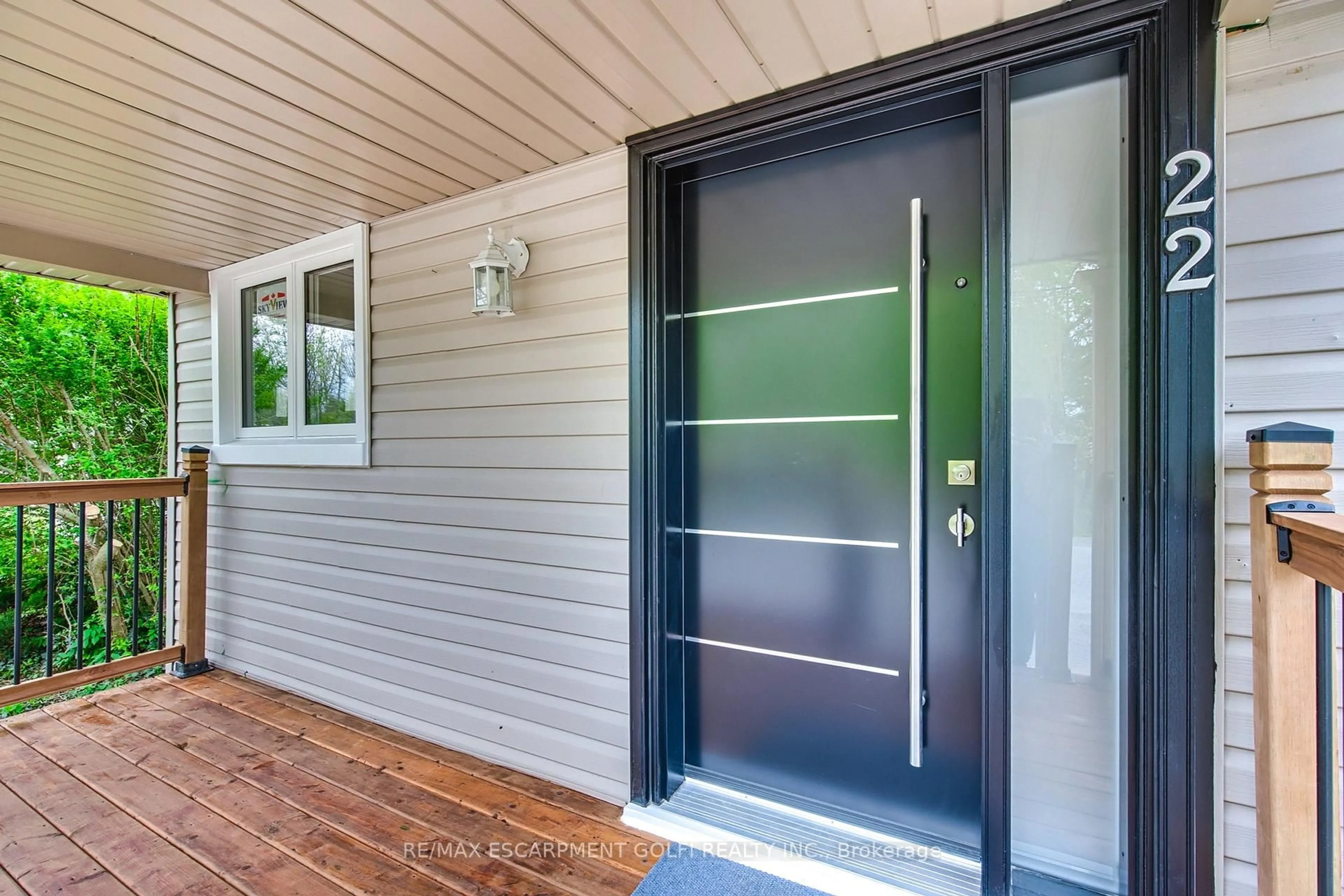 Indoor entryway for 22 SHICKLUNA St, St. Catharines Ontario L2S 1L4
