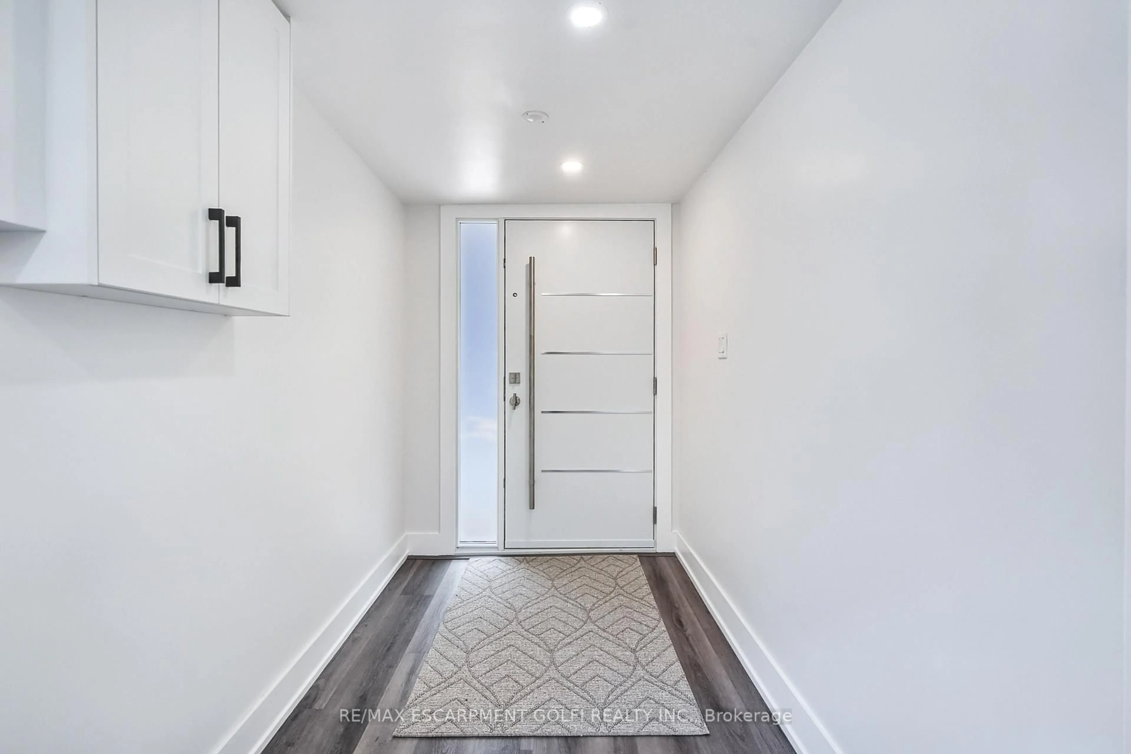 Indoor entryway for 22 SHICKLUNA St, St. Catharines Ontario L2S 1L4