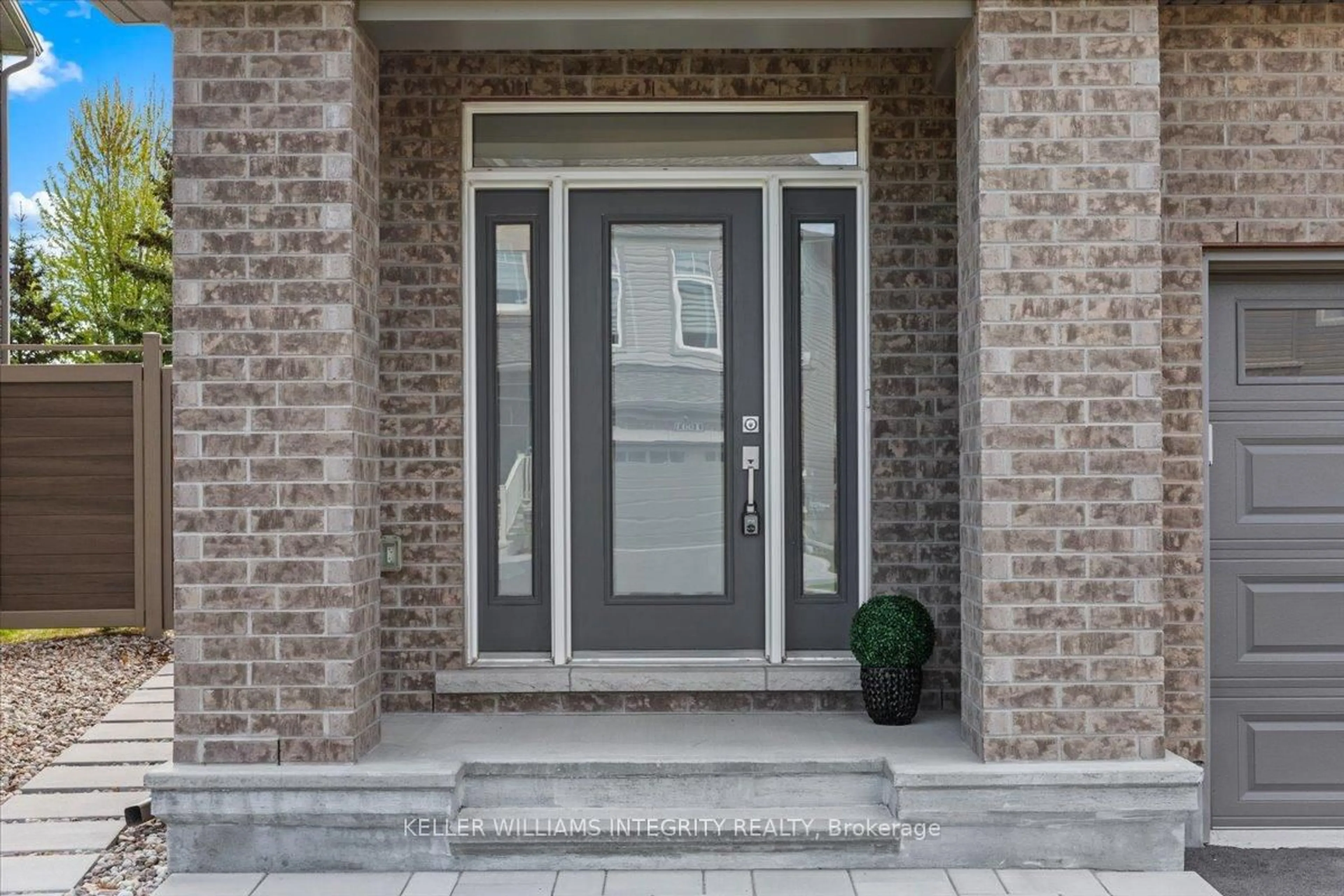 Indoor entryway for 1002 Jubilation Crt, Ottawa Ontario K4A 5K5