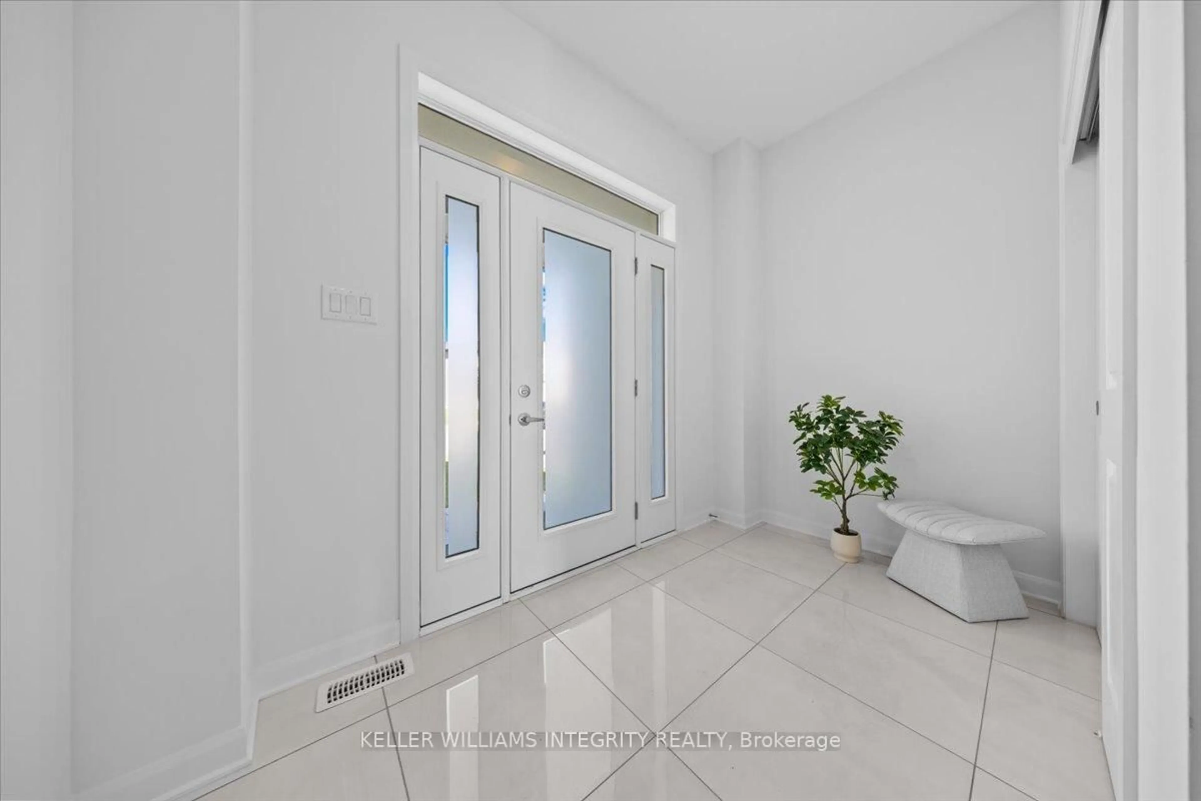 Indoor entryway for 1002 Jubilation Crt, Ottawa Ontario K4A 5K5