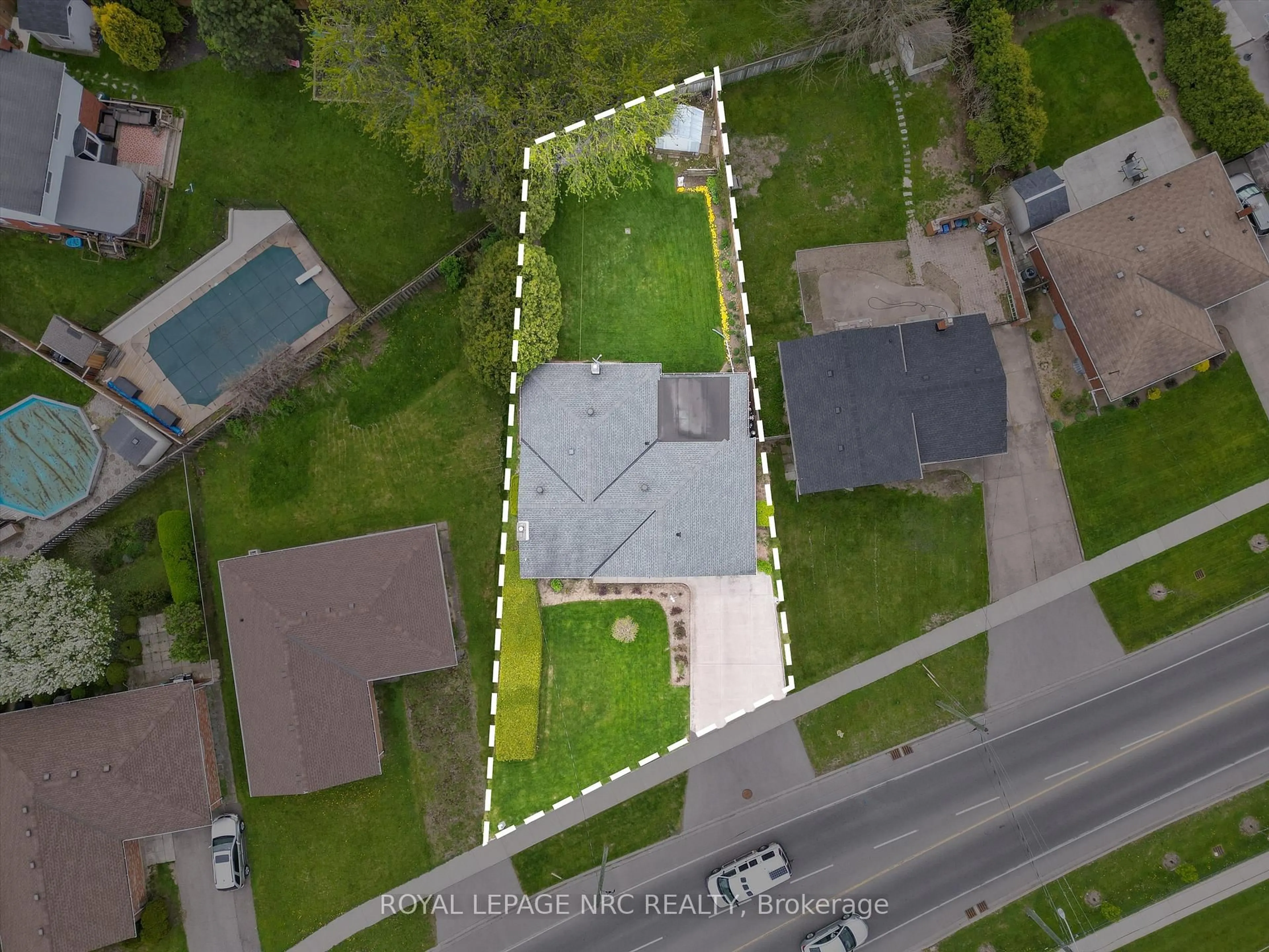 A pic from outside/outdoor area/front of a property/back of a property/a pic from drone, street for 96 Lakeshore Rd, St. Catharines Ontario L2N 2T5