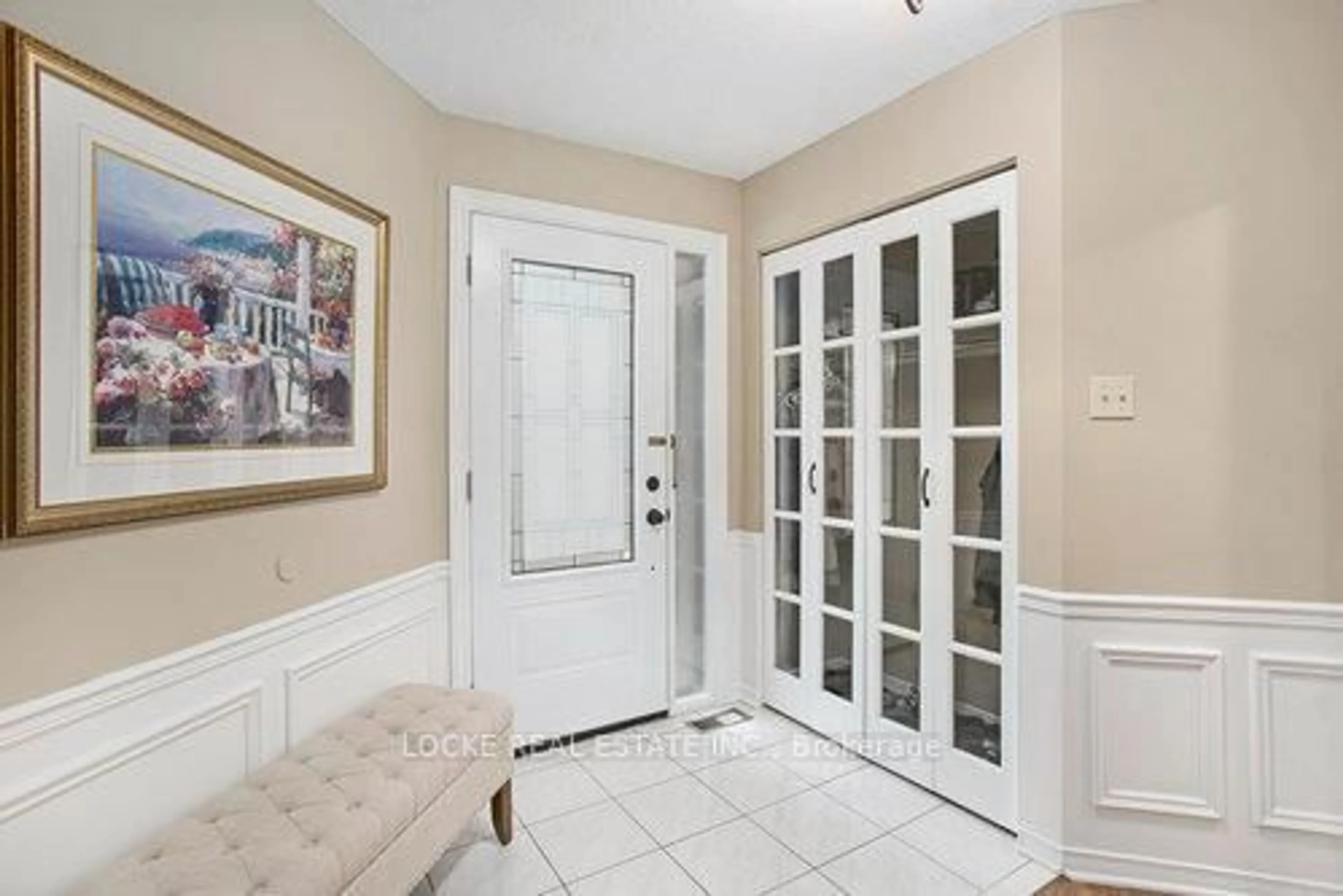 Indoor entryway for 2037 Rolling Brook Dr, Ottawa Ontario K1W 1C9
