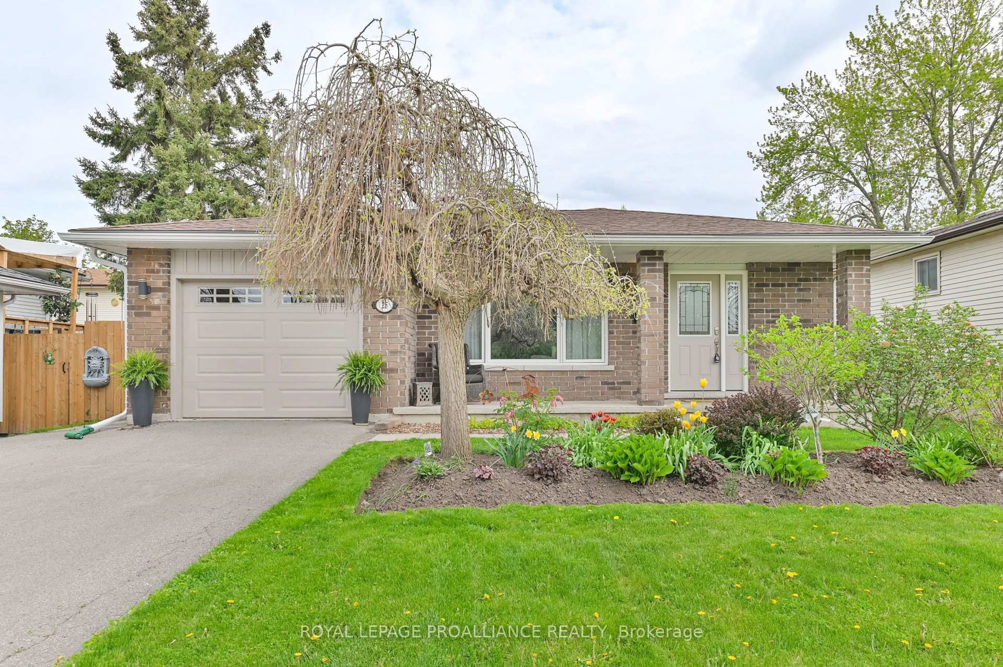 Home with vinyl exterior material, street for 25 Cascade Blvd, Belleville Ontario K8P 4R6