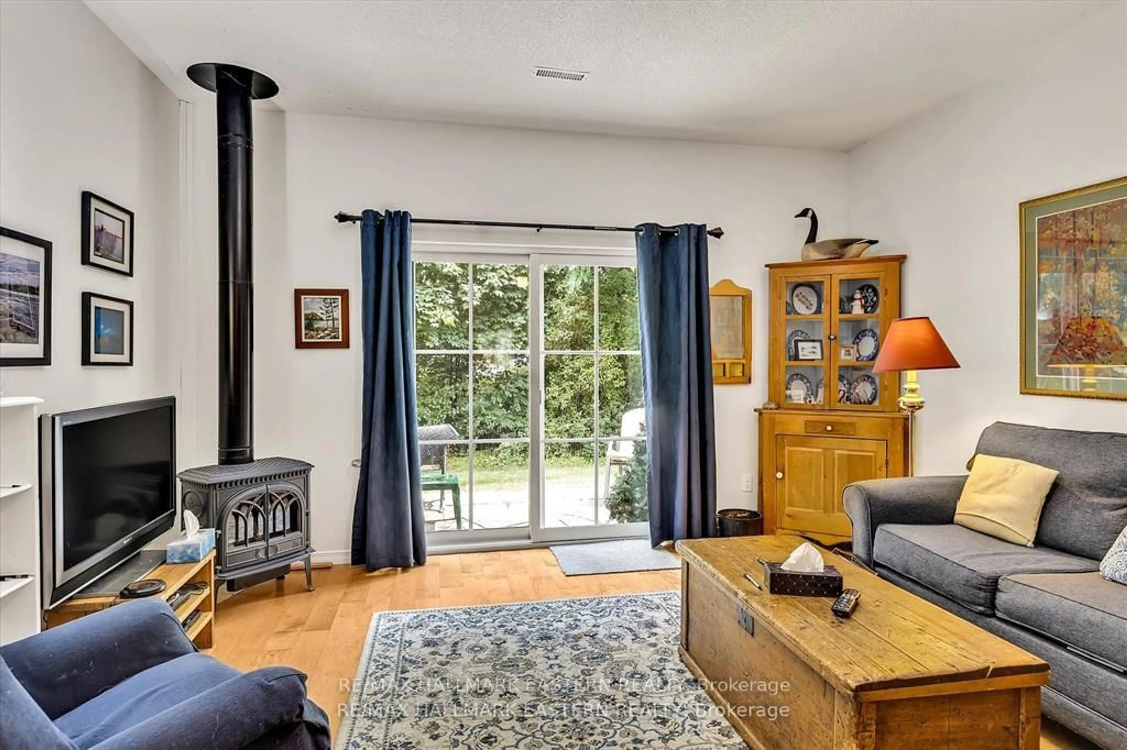 Living room with furniture, unknown for 3 Wingett Way, Smith-Ennismore-Lakefield Ontario K0L 2H0