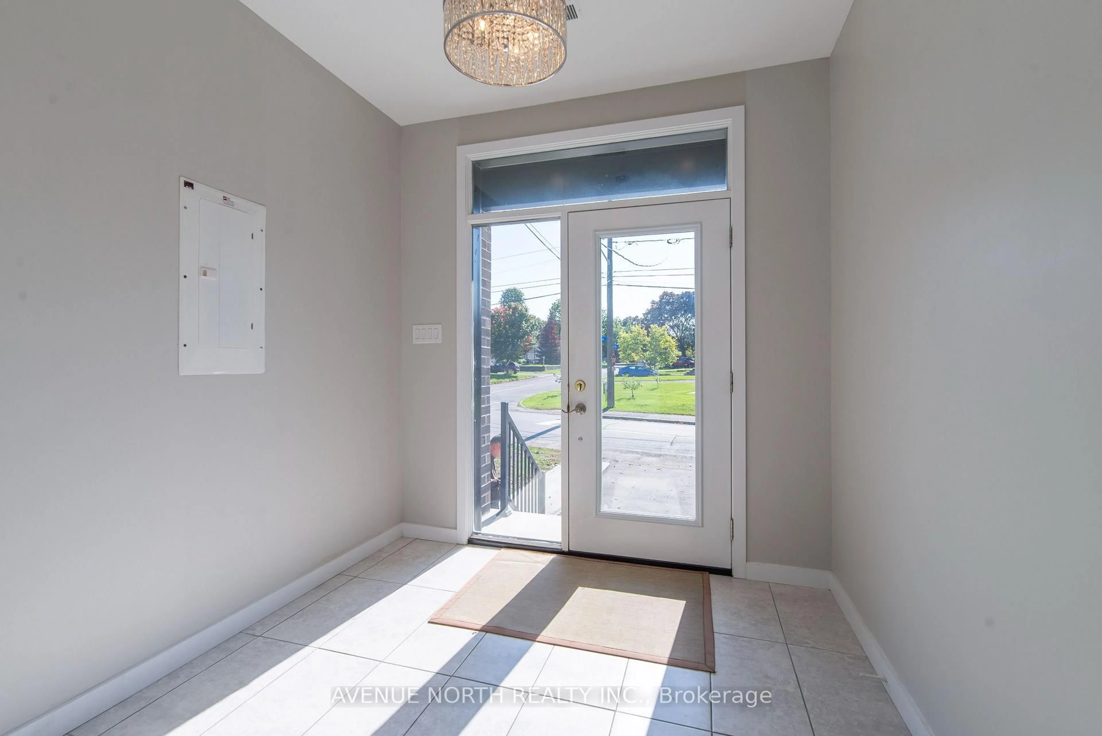 Indoor entryway for 503 COTE St, Ottawa Ontario K1K 0Z8
