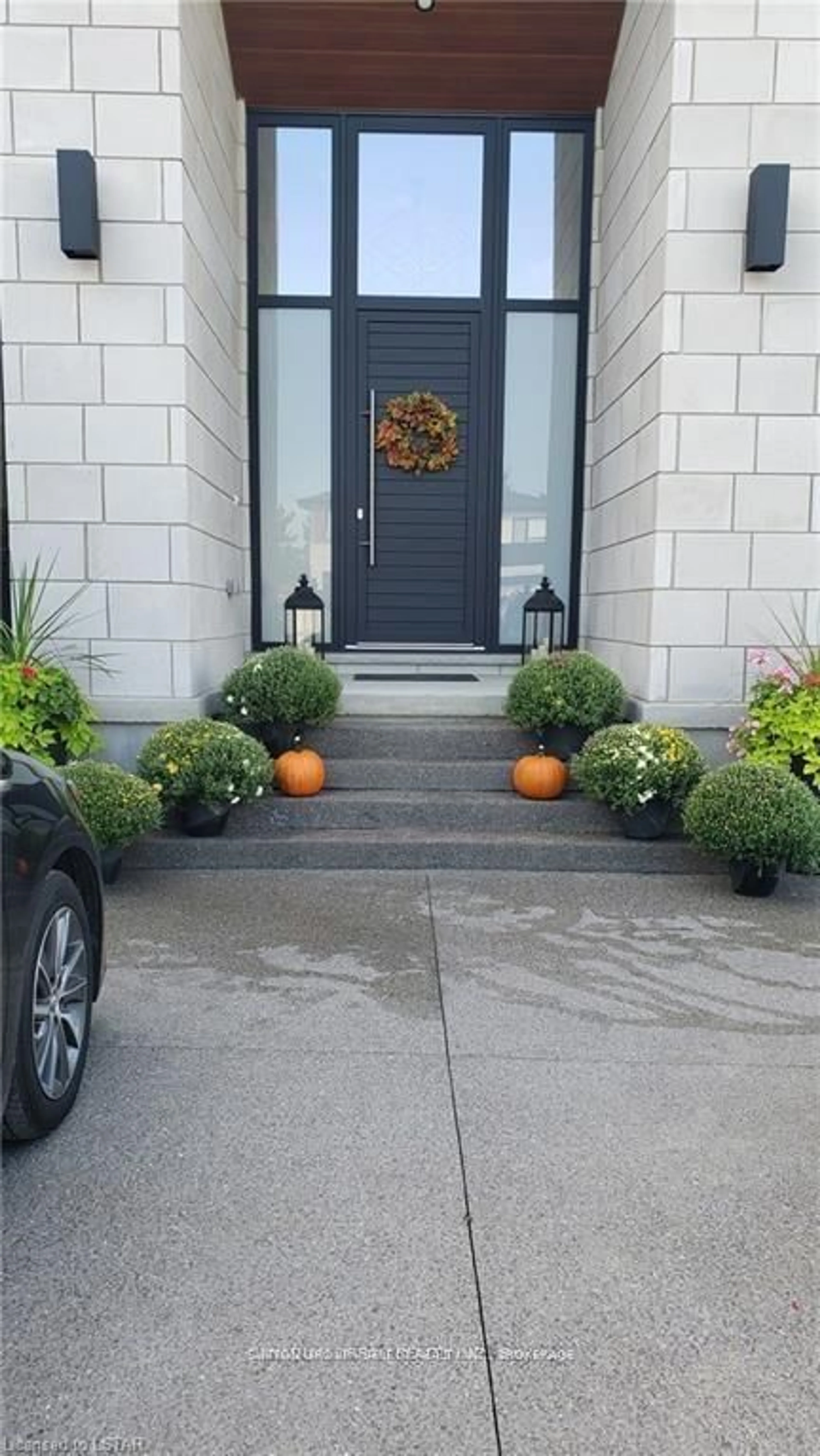 Indoor entryway for 28 Edgeview Cres, Middlesex Centre Ontario N0L 1R0