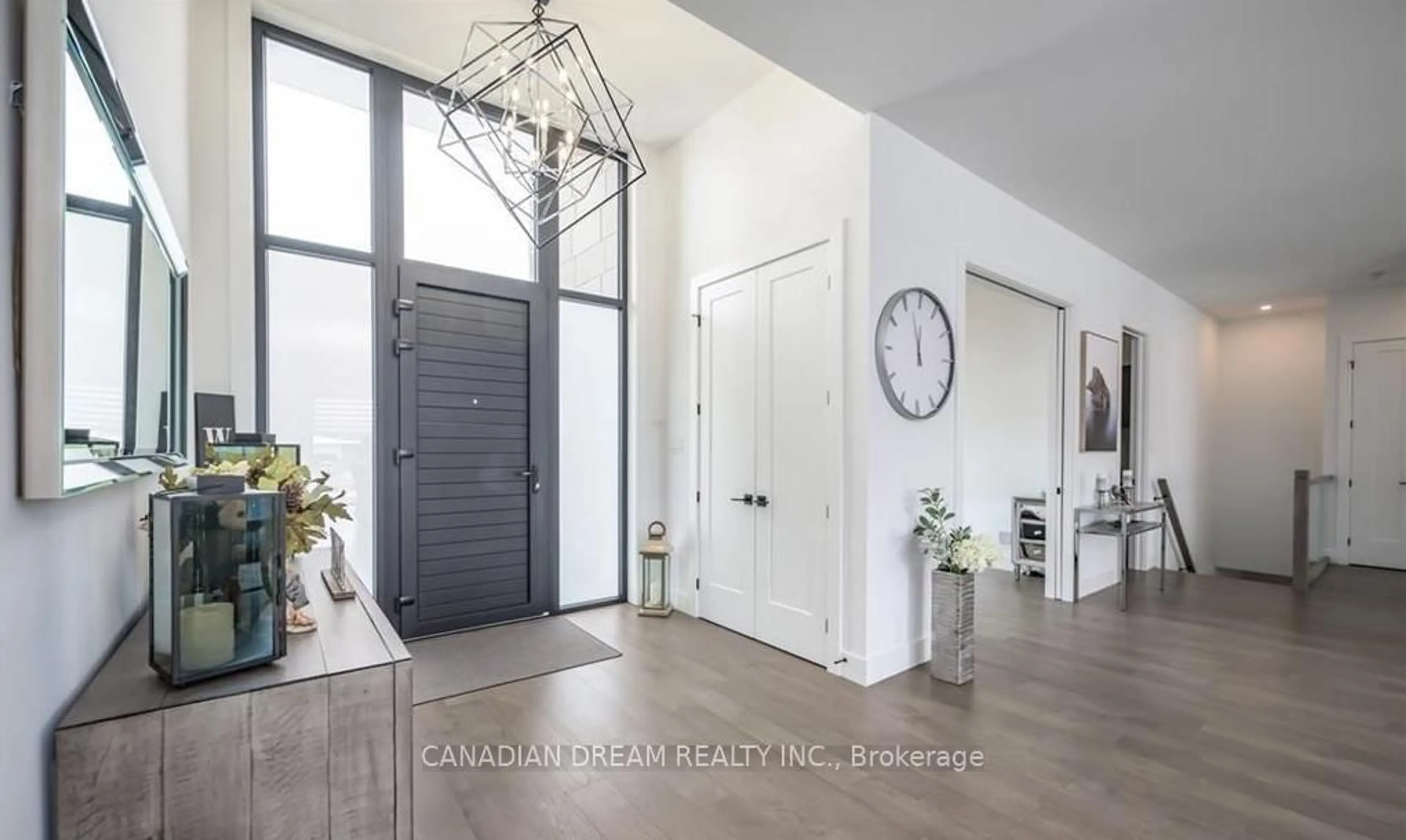 Indoor entryway for 28 Edgeview Cres, Middlesex Centre Ontario N0L 1R0