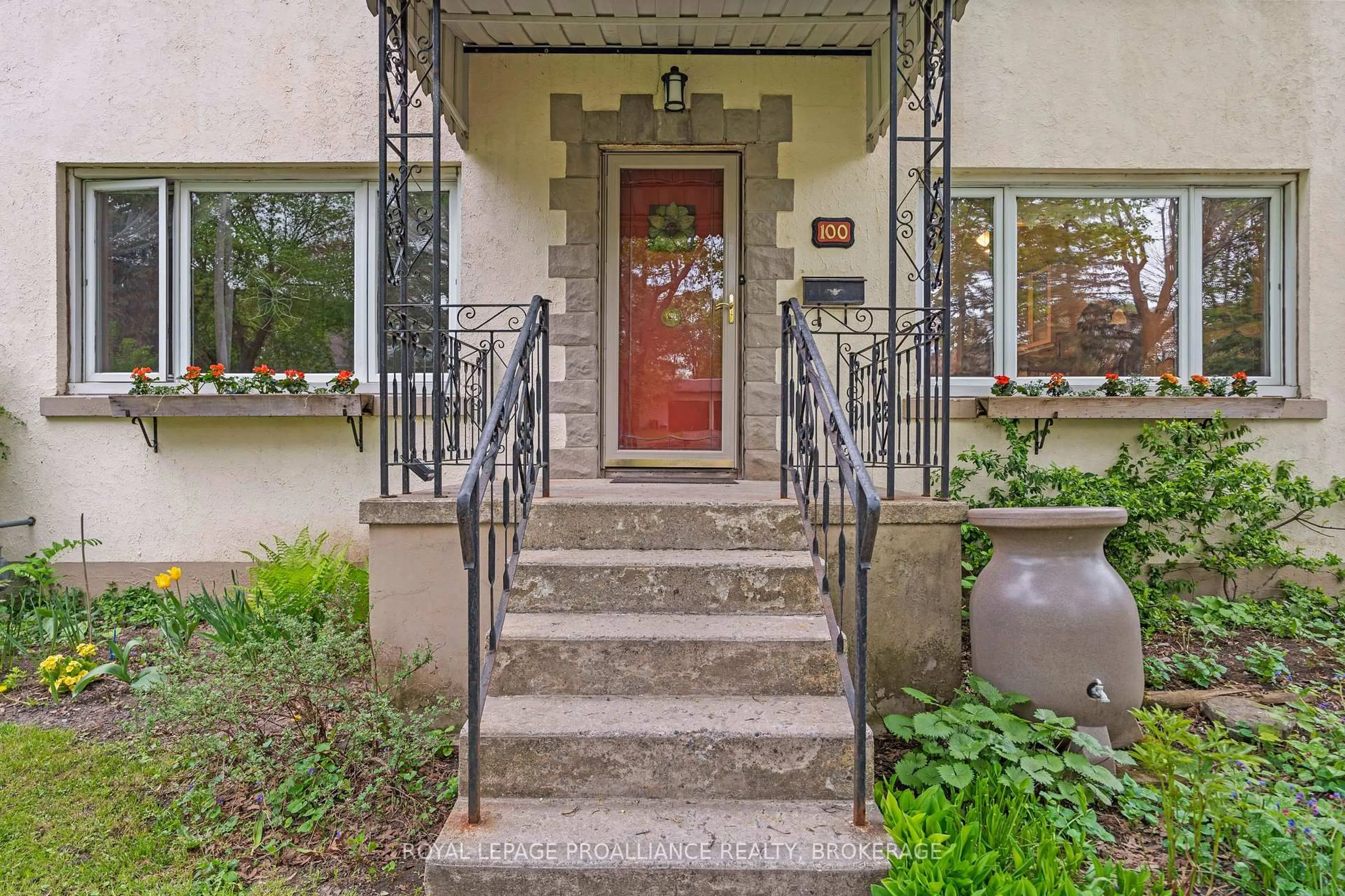 Indoor entryway for 100 Indian Rd, Kingston Ontario K7M 1S9