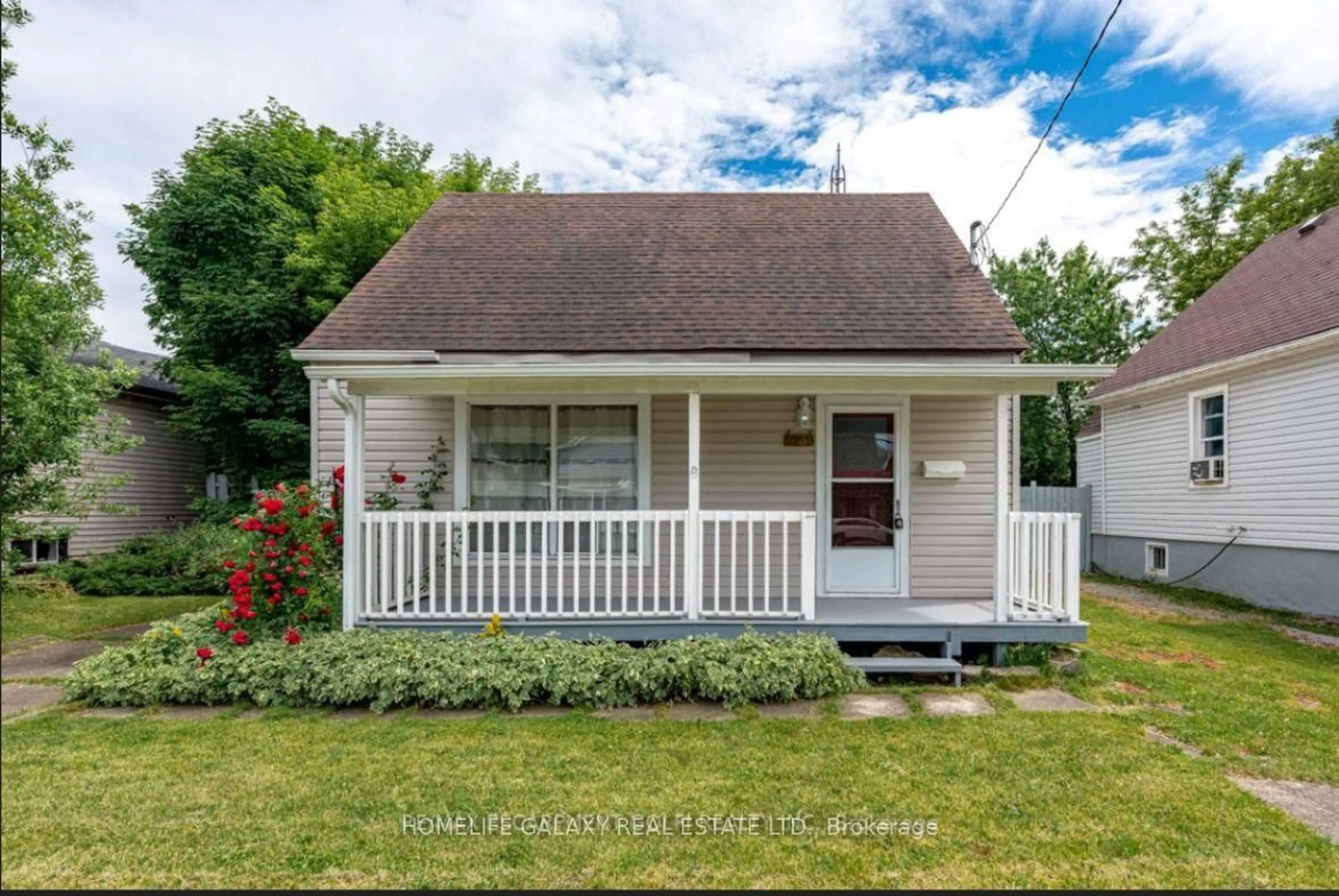 Home with vinyl exterior material, street for 5232 Stamford St, Niagara Falls Ontario L2E 1M9