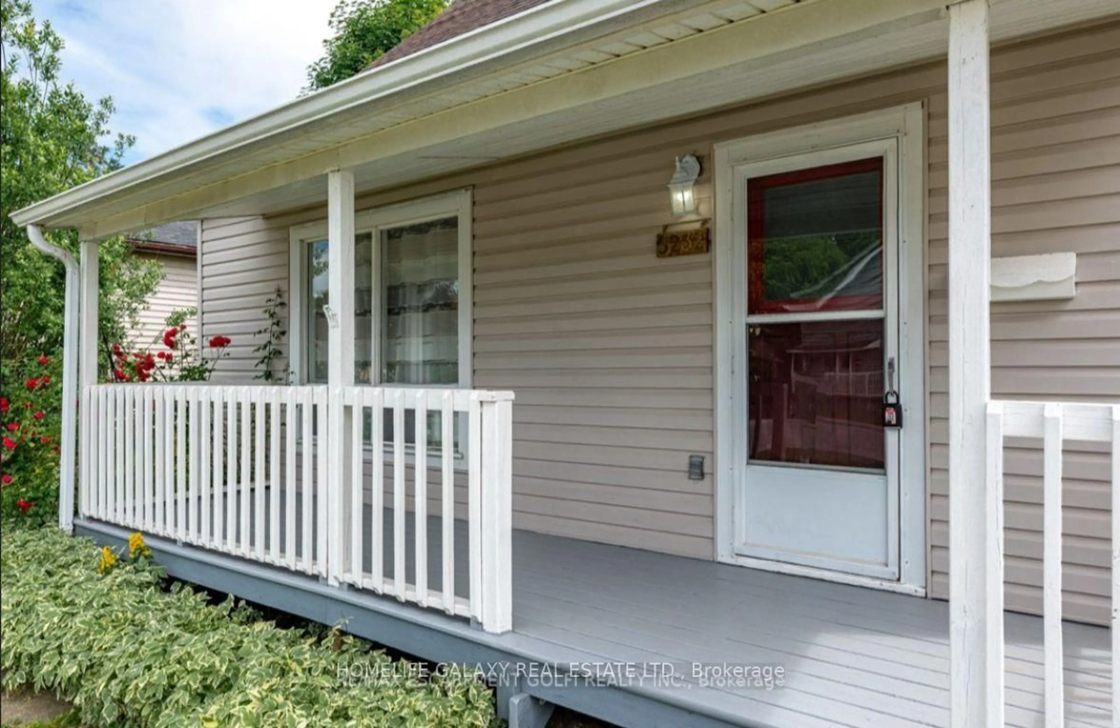 Home with vinyl exterior material, street for 5232 Stamford St, Niagara Falls Ontario L2E 1M9