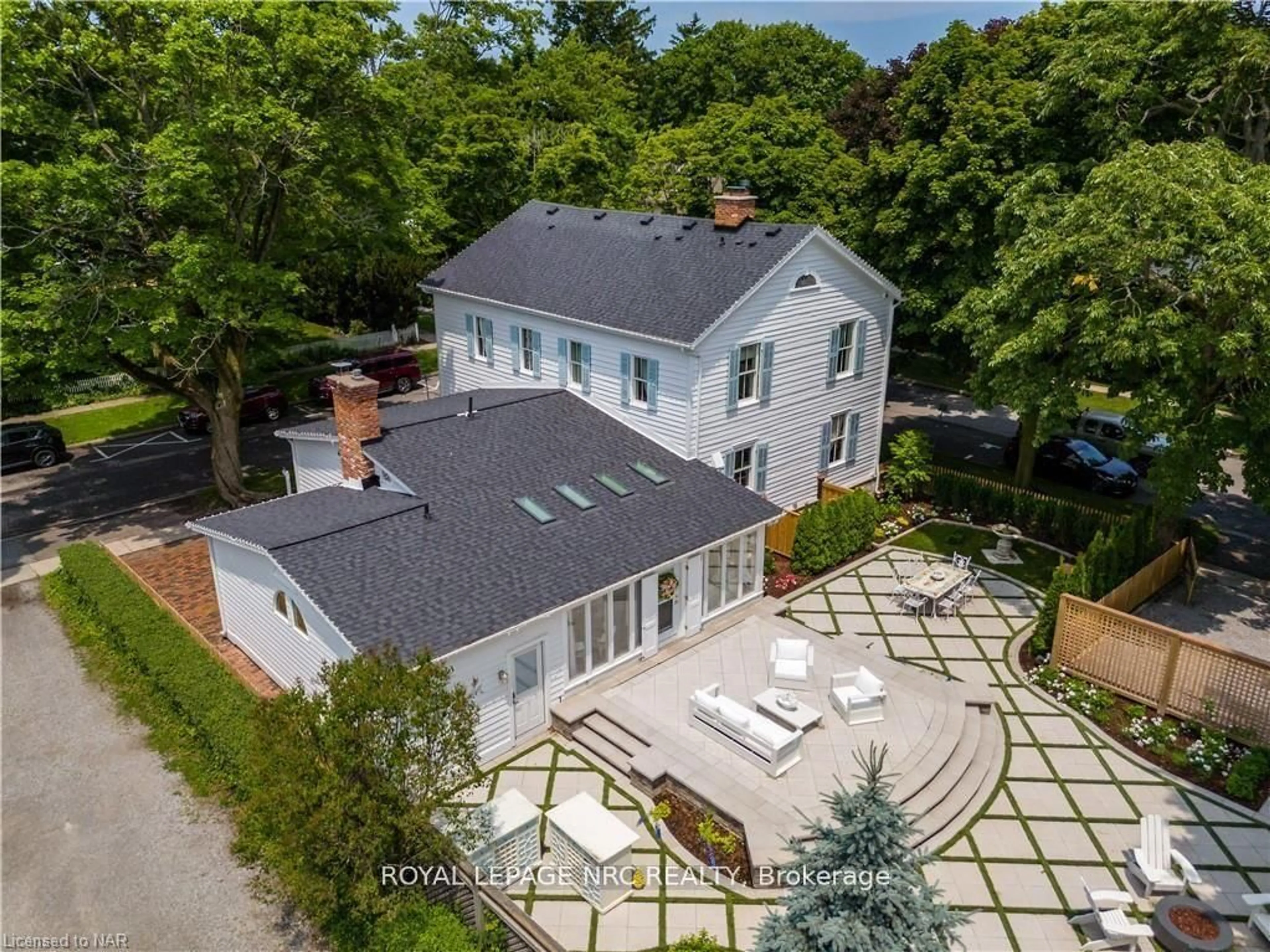 A pic from outside/outdoor area/front of a property/back of a property/a pic from drone, unknown for 94 PRIDEAUX St, Niagara-on-the-Lake Ontario L0S 1J0