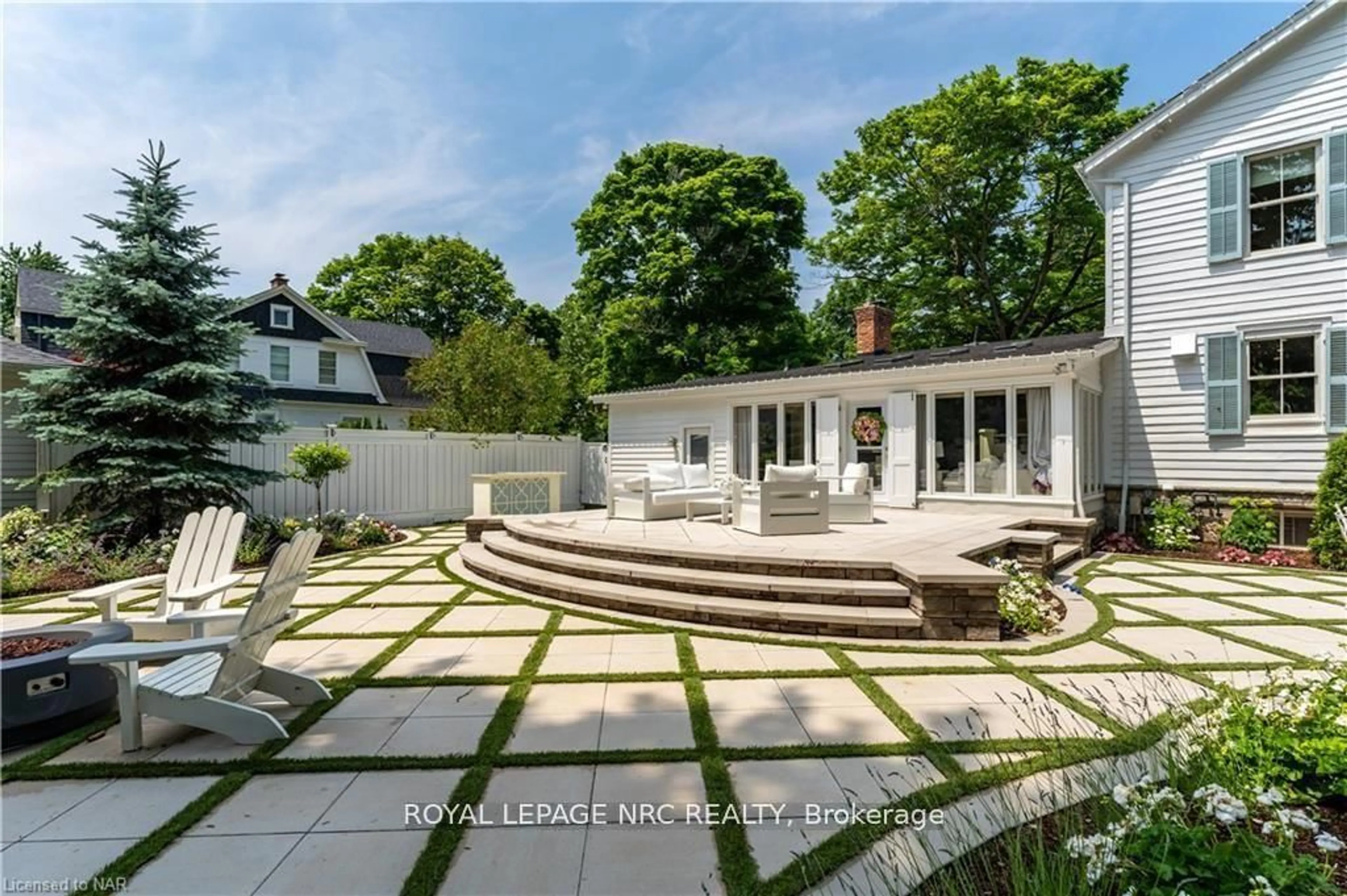 Patio, street for 94 PRIDEAUX St, Niagara-on-the-Lake Ontario L0S 1J0