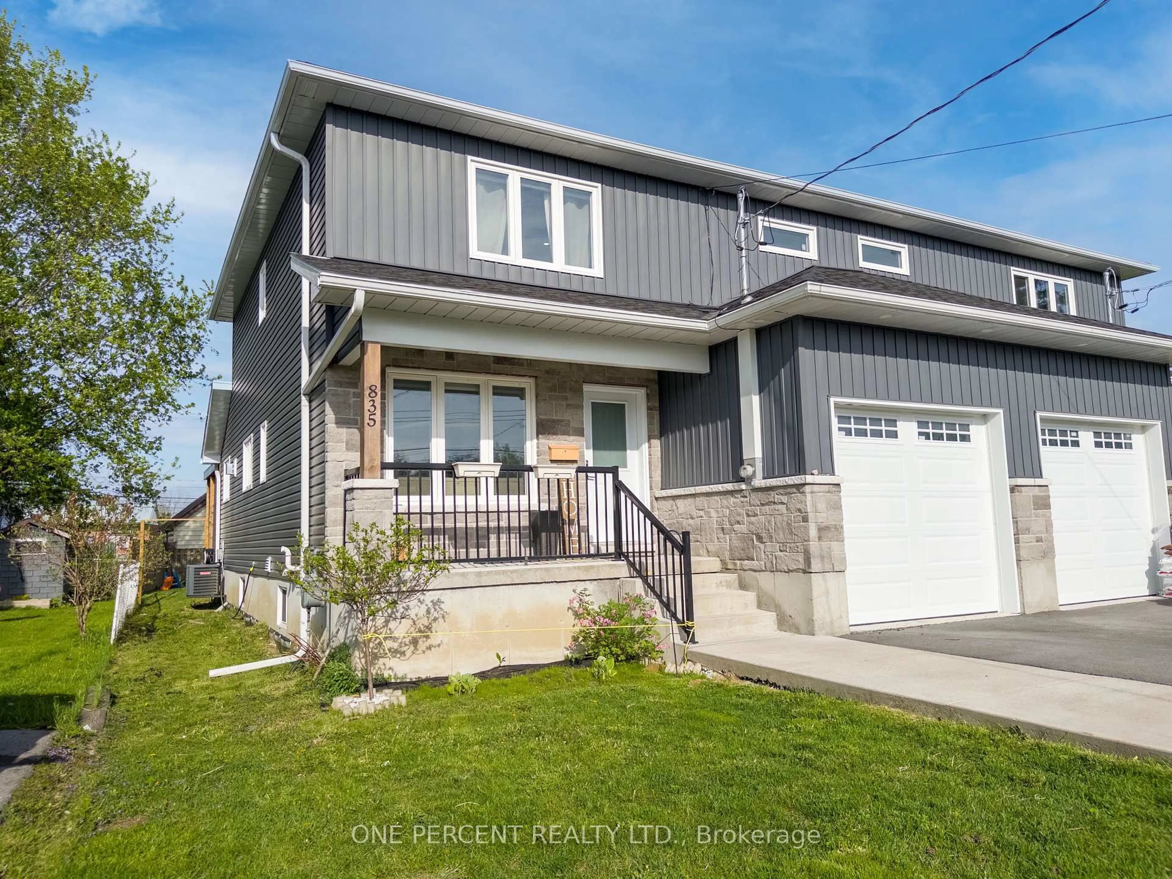 Home with vinyl exterior material, street for 835 Queen St, Gananoque Ontario K7G 2B5