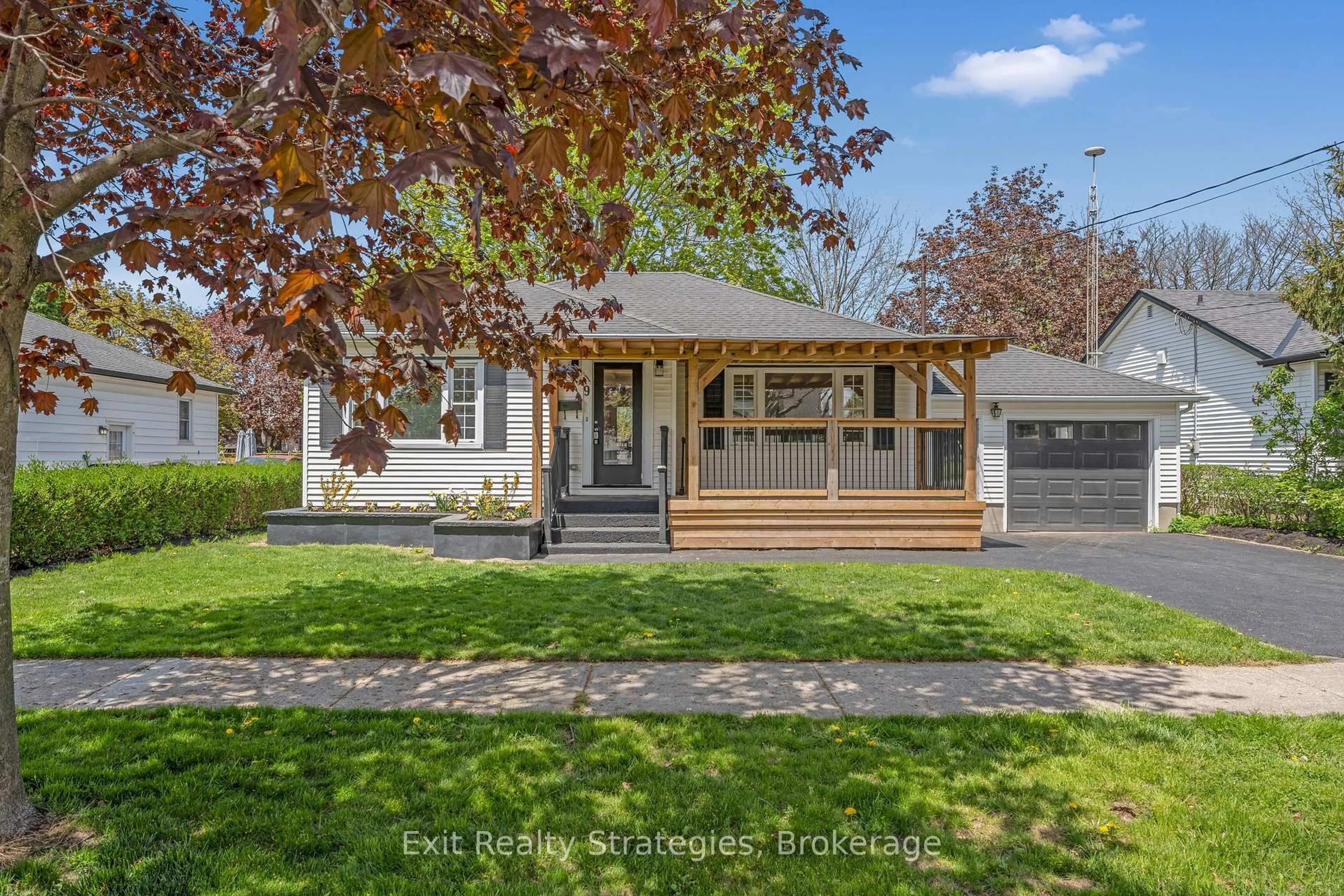 Home with vinyl exterior material, street for 9 Heywood Ave, St. Catharines Ontario L2M 2M7