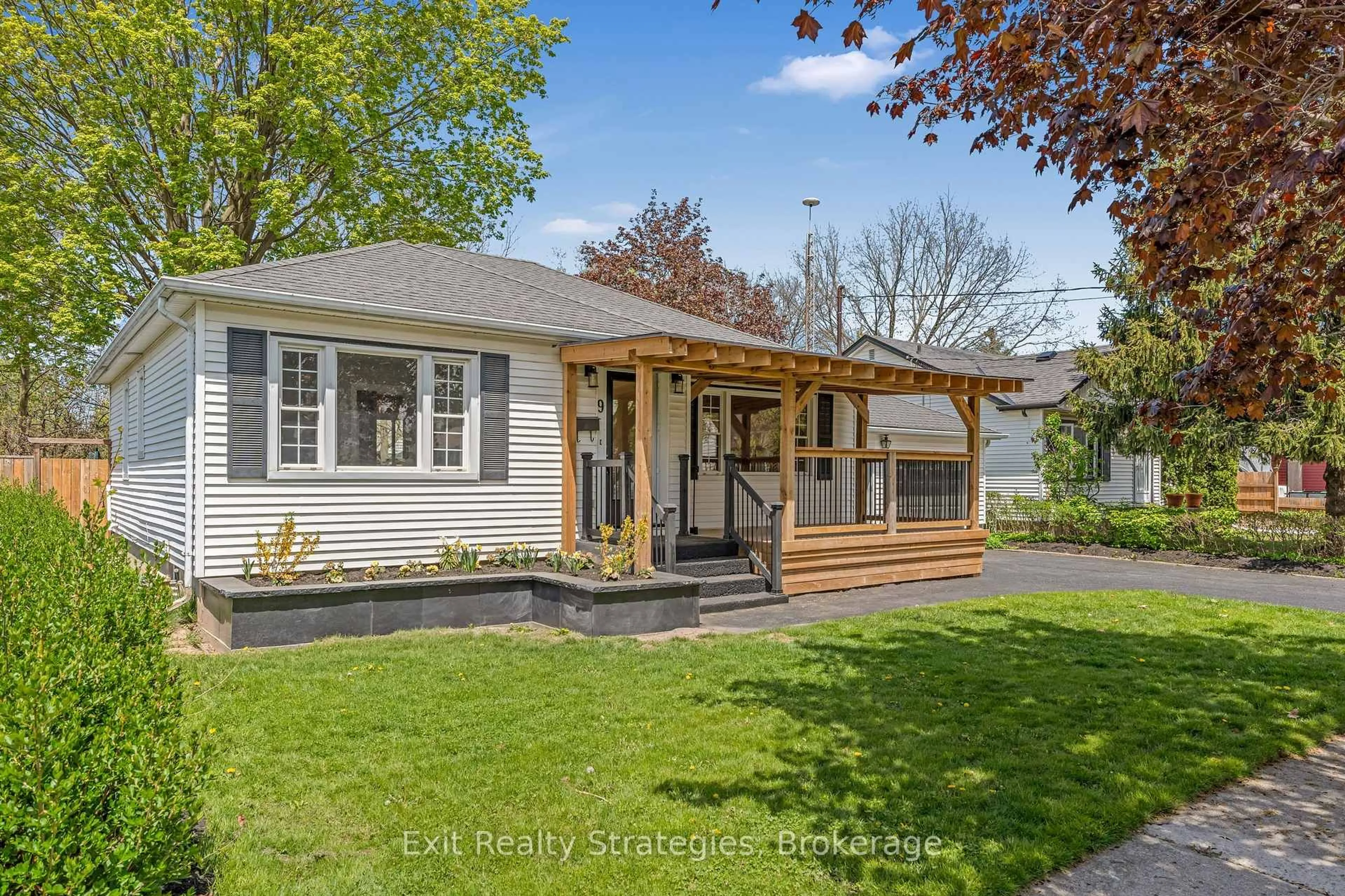 Home with vinyl exterior material, street for 9 Heywood Ave, St. Catharines Ontario L2M 2M7