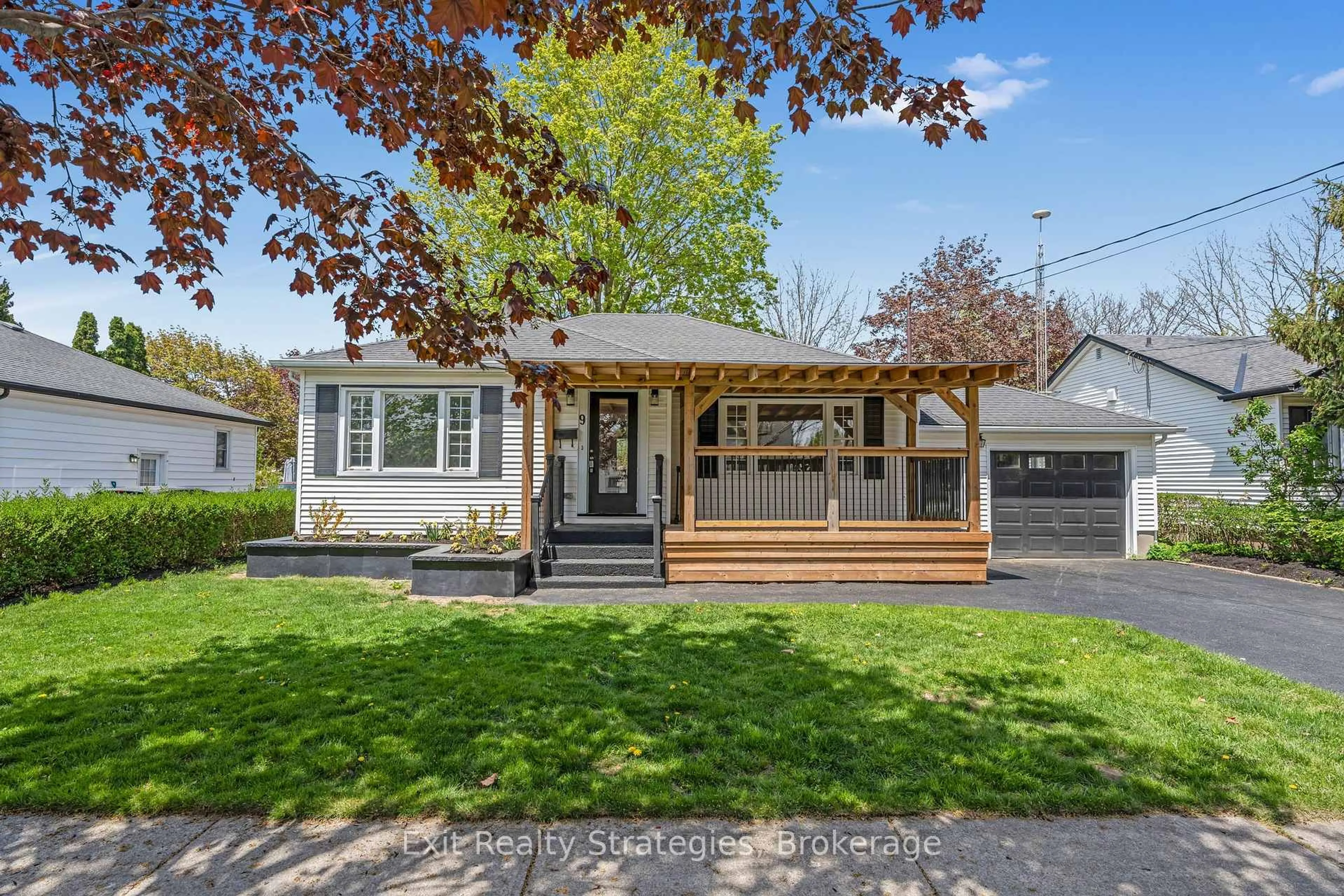 Home with vinyl exterior material, street for 9 Heywood Ave, St. Catharines Ontario L2M 2M7