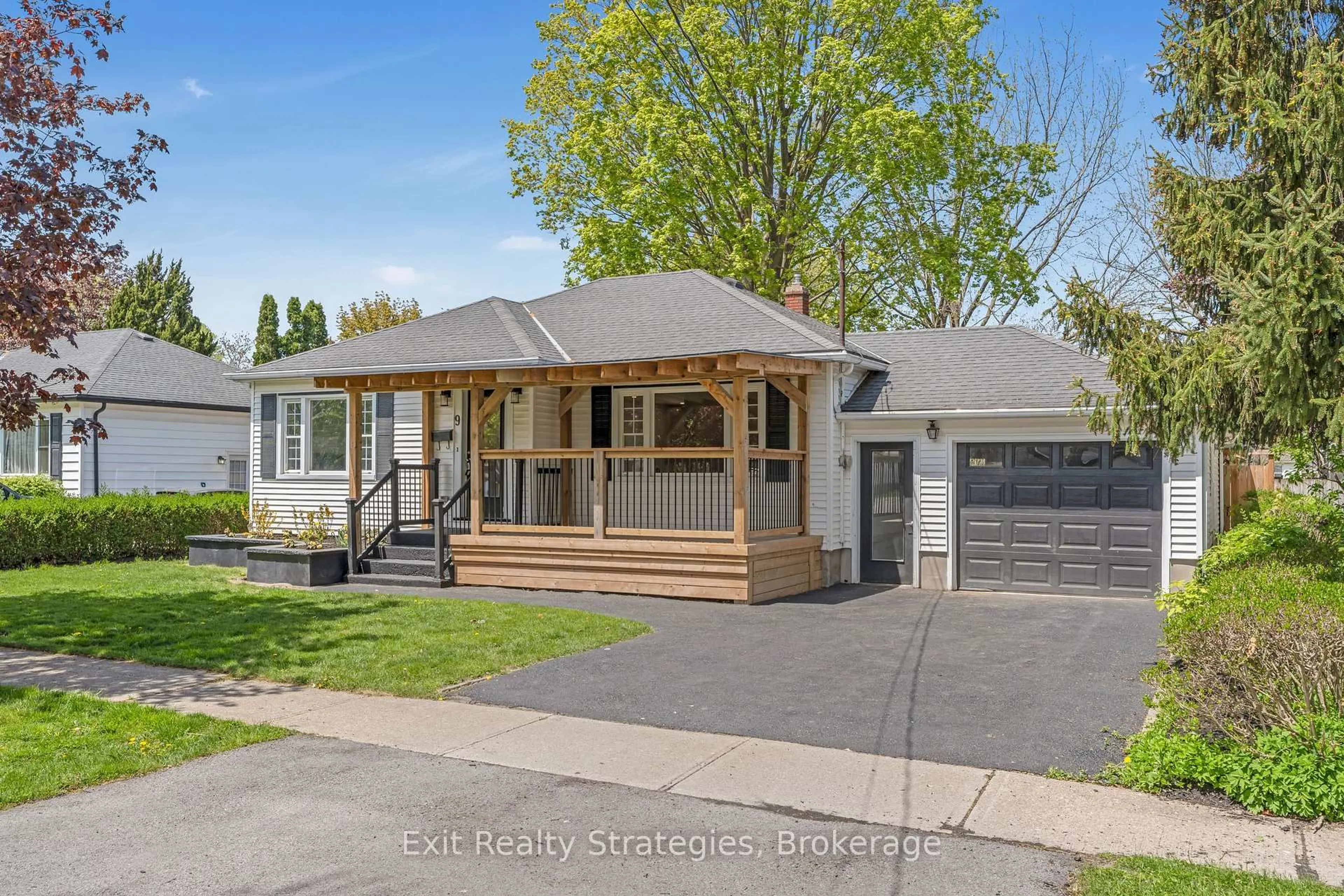 Home with vinyl exterior material, street for 9 Heywood Ave, St. Catharines Ontario L2M 2M7