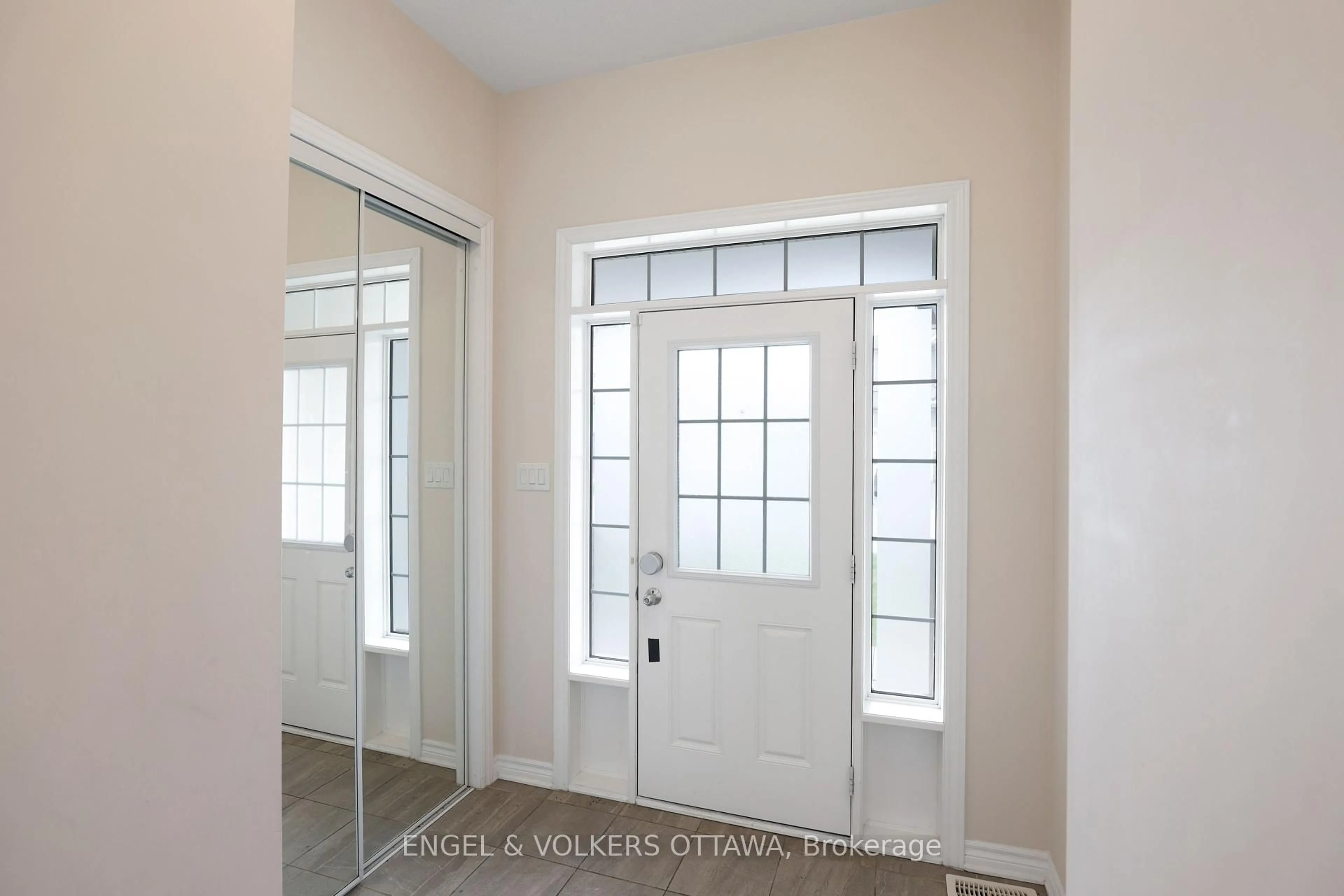 Indoor entryway for 503 Hawkbirch St, Ottawa Ontario K2M 0K8