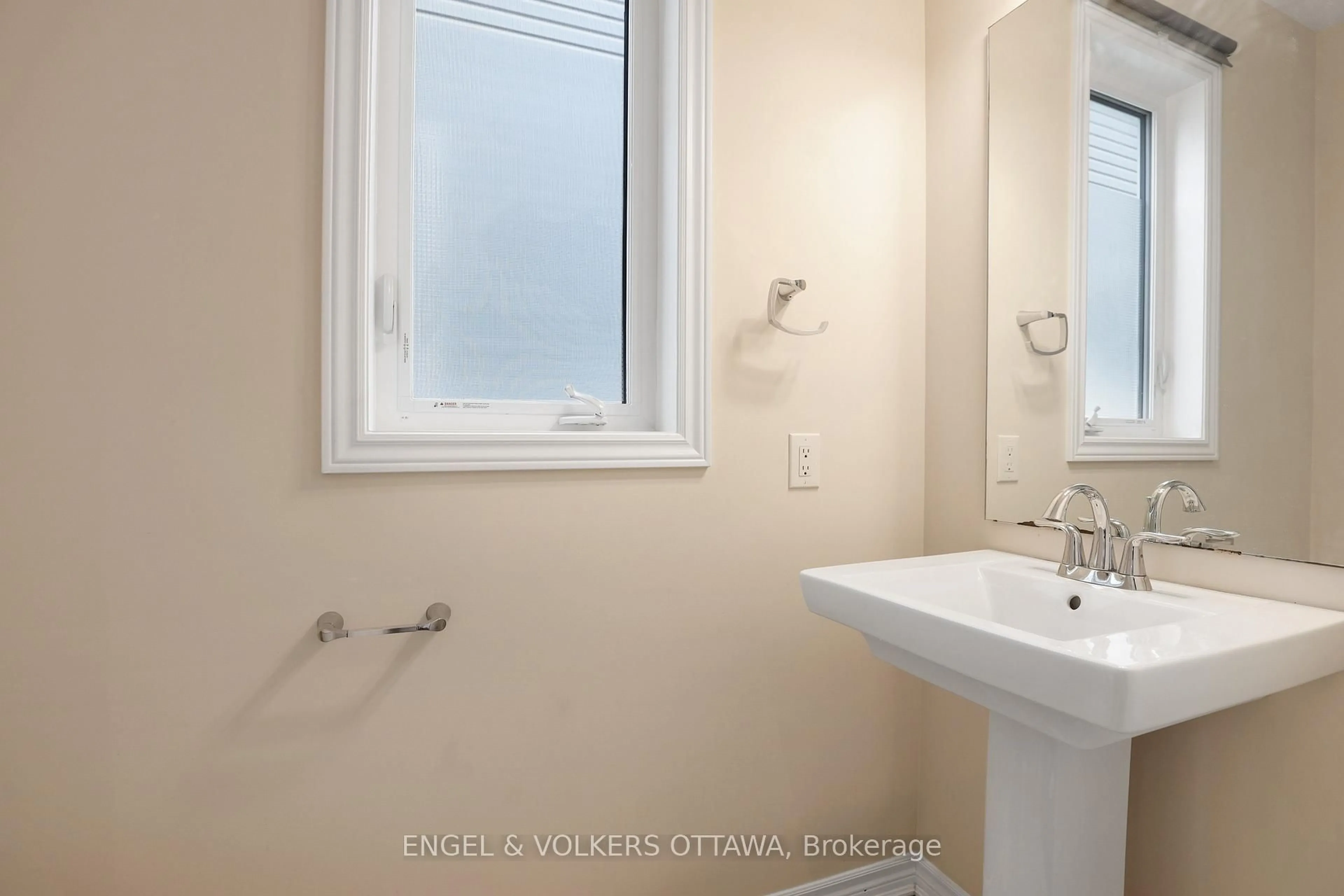 Standard bathroom, ceramic/tile floor for 503 Hawkbirch St, Ottawa Ontario K2M 0K8