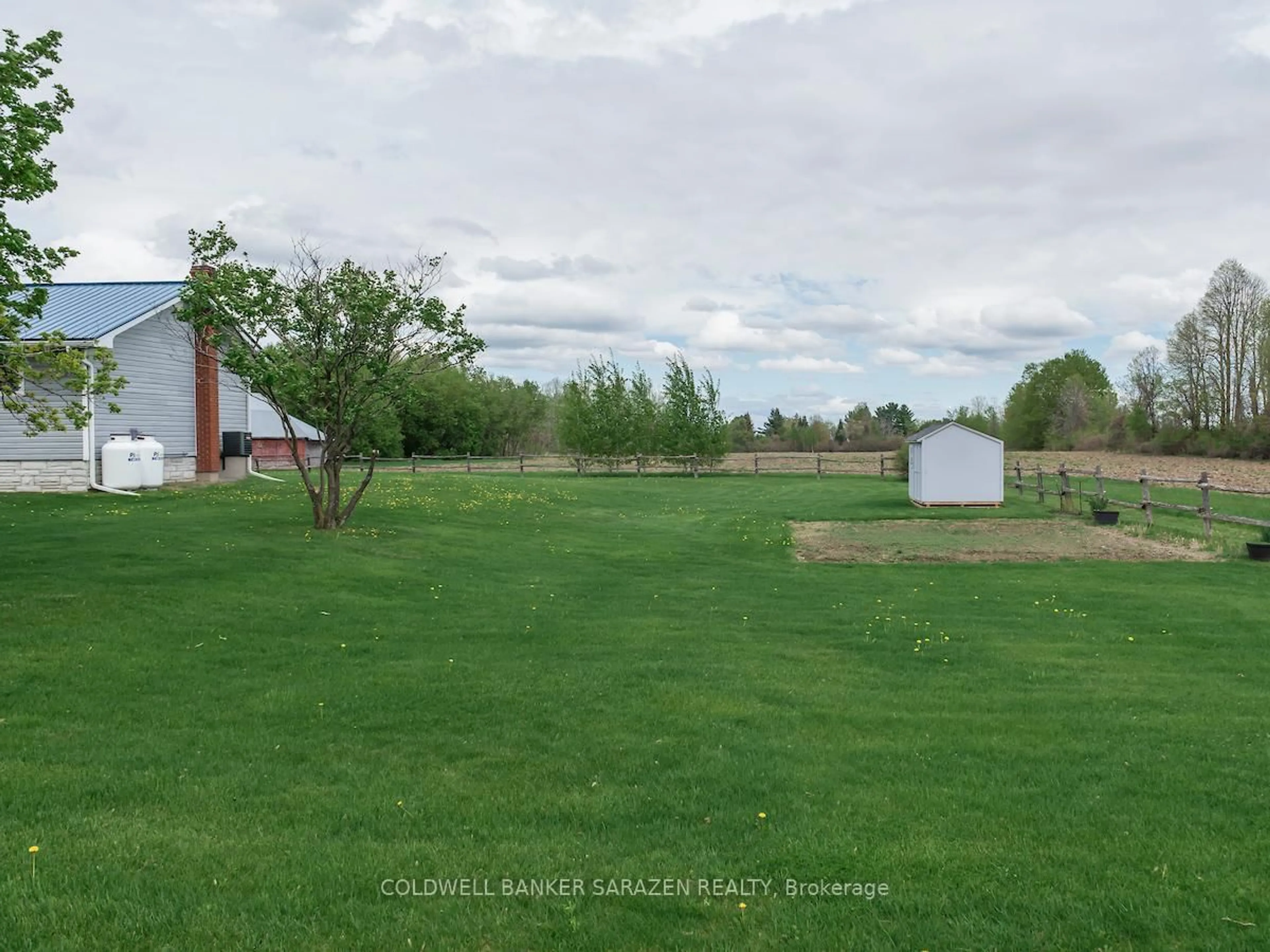 A pic from outside/outdoor area/front of a property/back of a property/a pic from drone, unknown for 400 Keatley Rd, Ottawa Ontario K7S 3G7