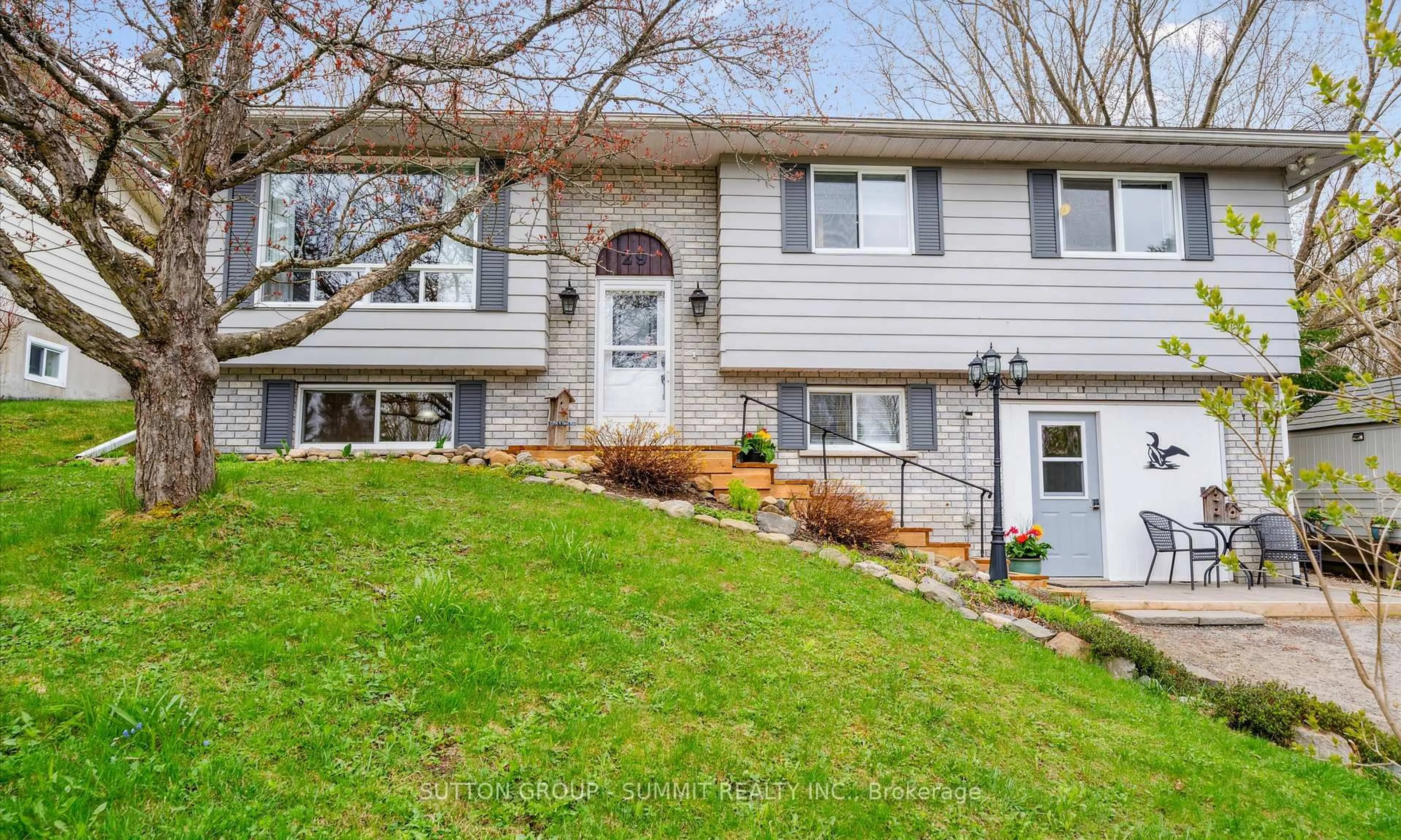 Home with vinyl exterior material, street for 29 GEORGE St, Huntsville Ontario P1H 1T9