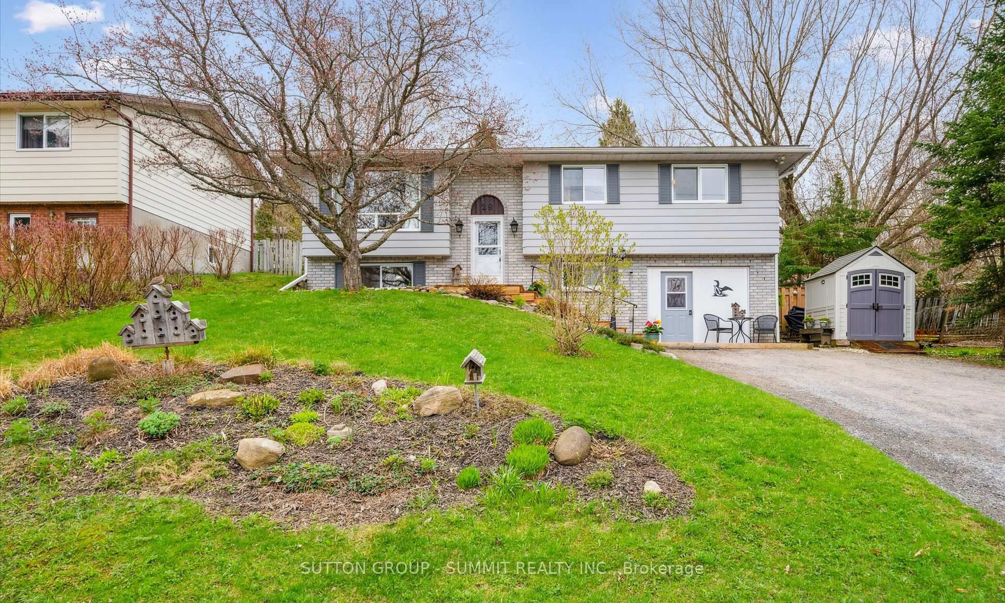 Home with vinyl exterior material, street for 29 GEORGE St, Huntsville Ontario P1H 1T9