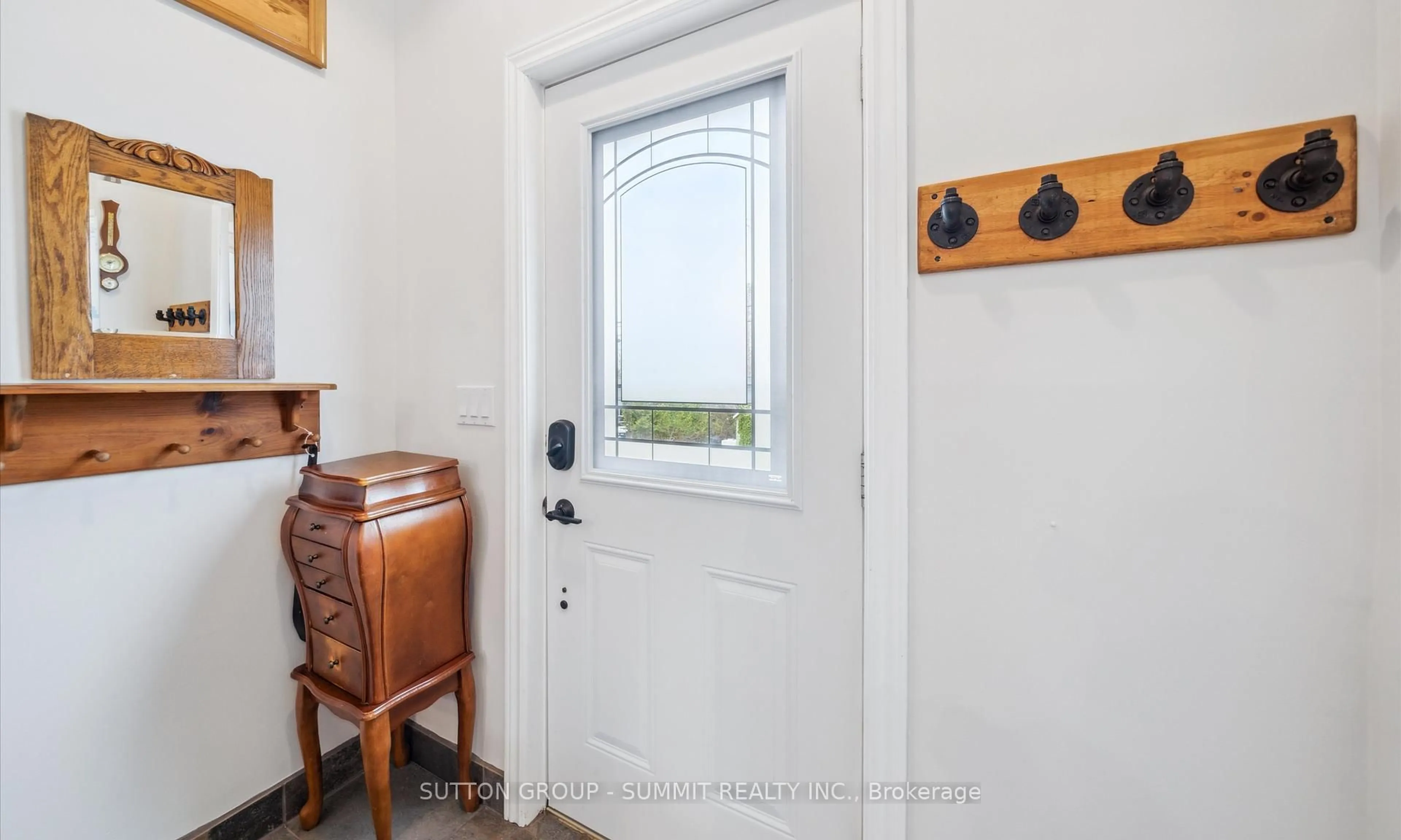 Indoor entryway for 29 GEORGE St, Huntsville Ontario P1H 1T9