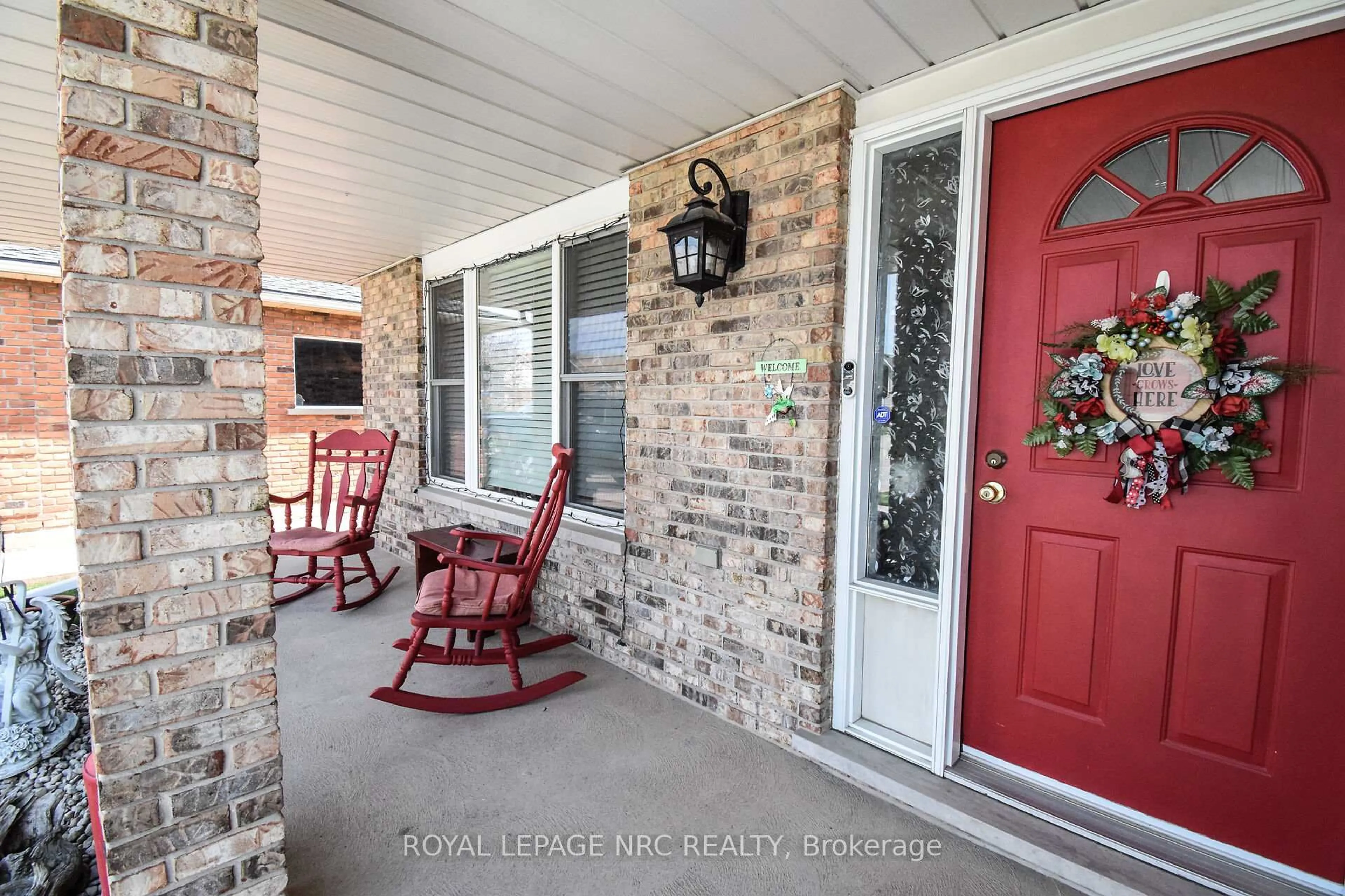 Indoor entryway for 7710 PREAKNESS St, Niagara Falls Ontario L2H 2Y4