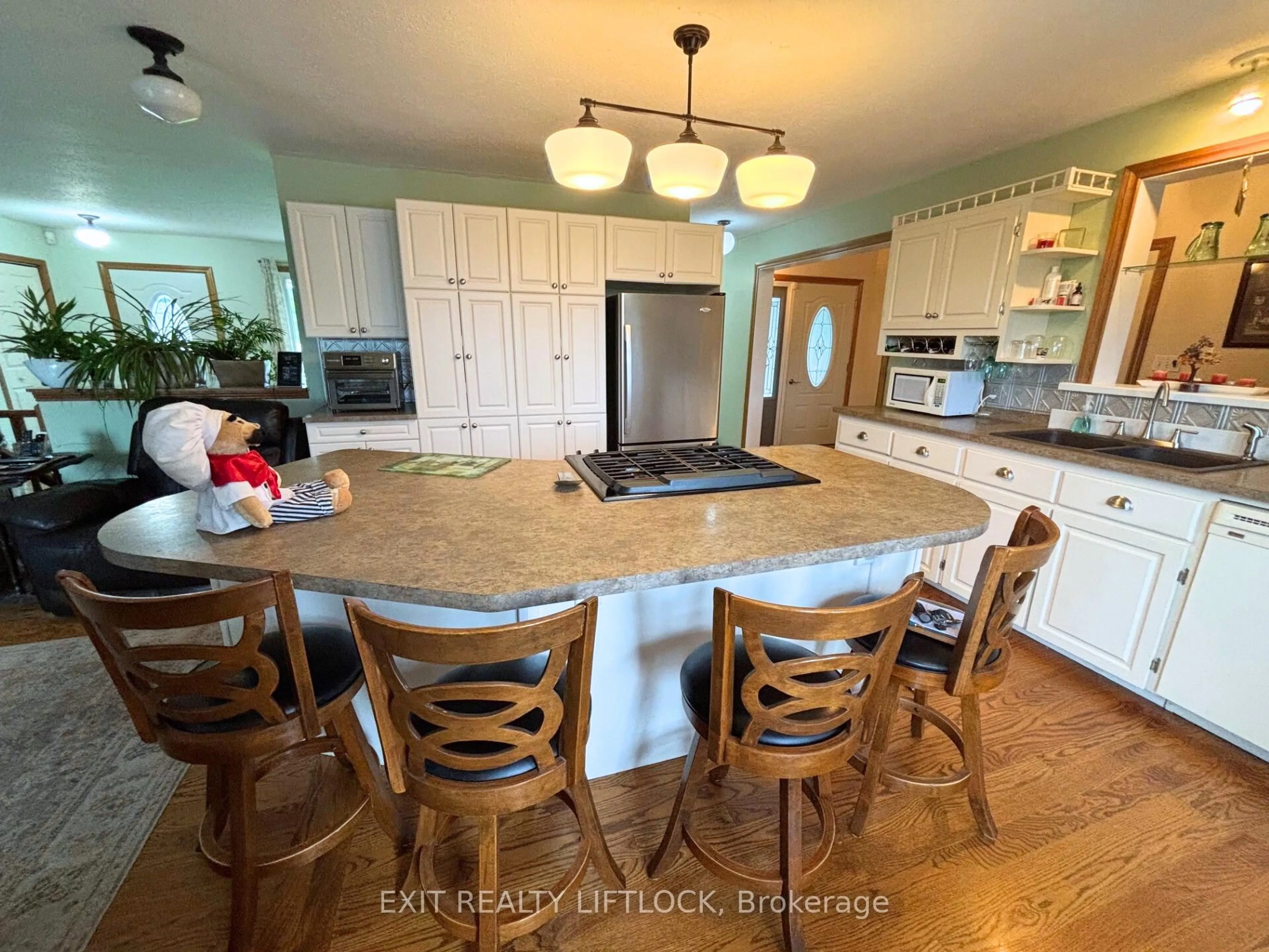 Open concept kitchen, unknown for 890 Stewart Line, Cavan Monaghan Ontario L0A 1C0