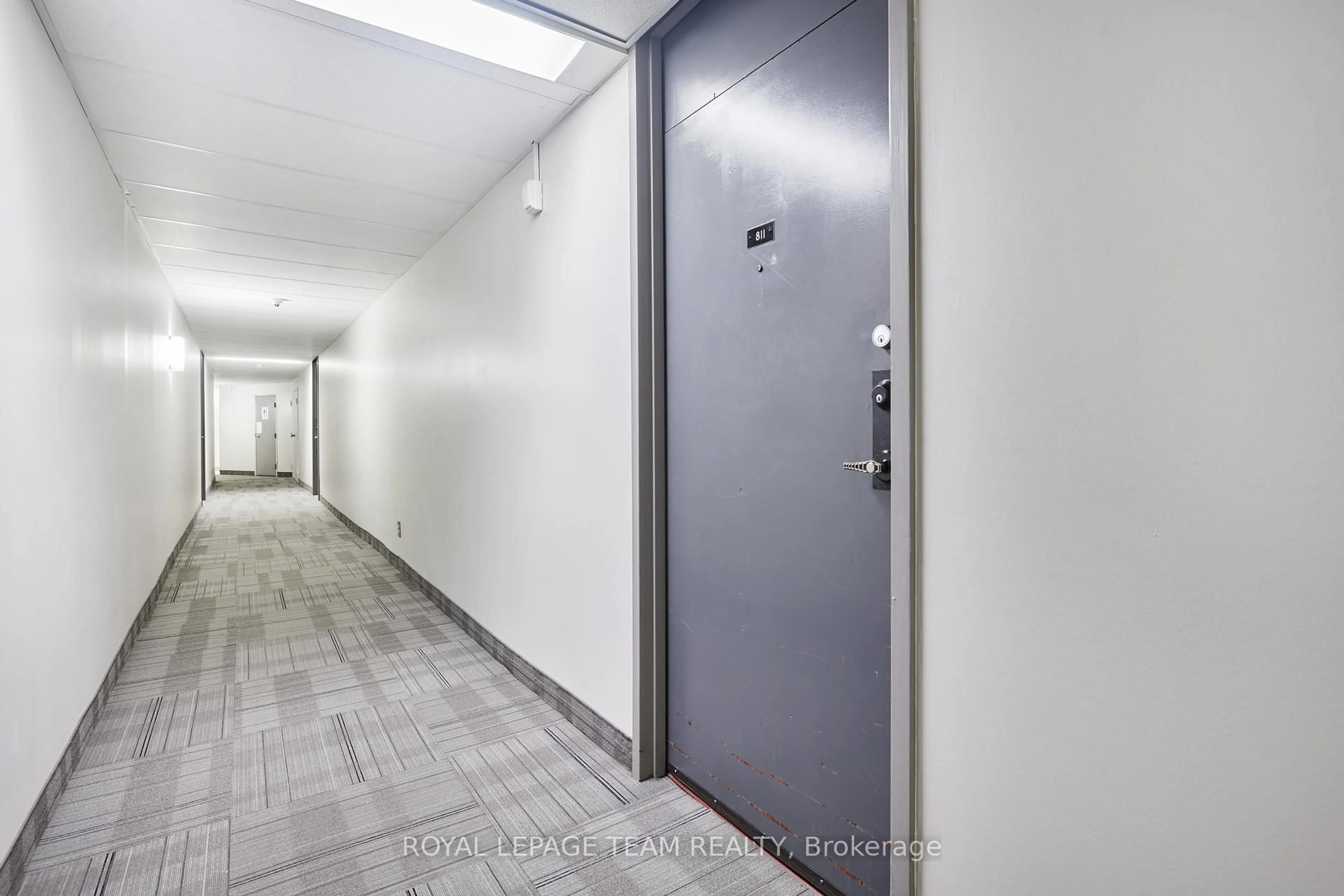 Indoor foyer for 2000 Jasmine Cres #811, Ottawa Ontario K1J 8K4