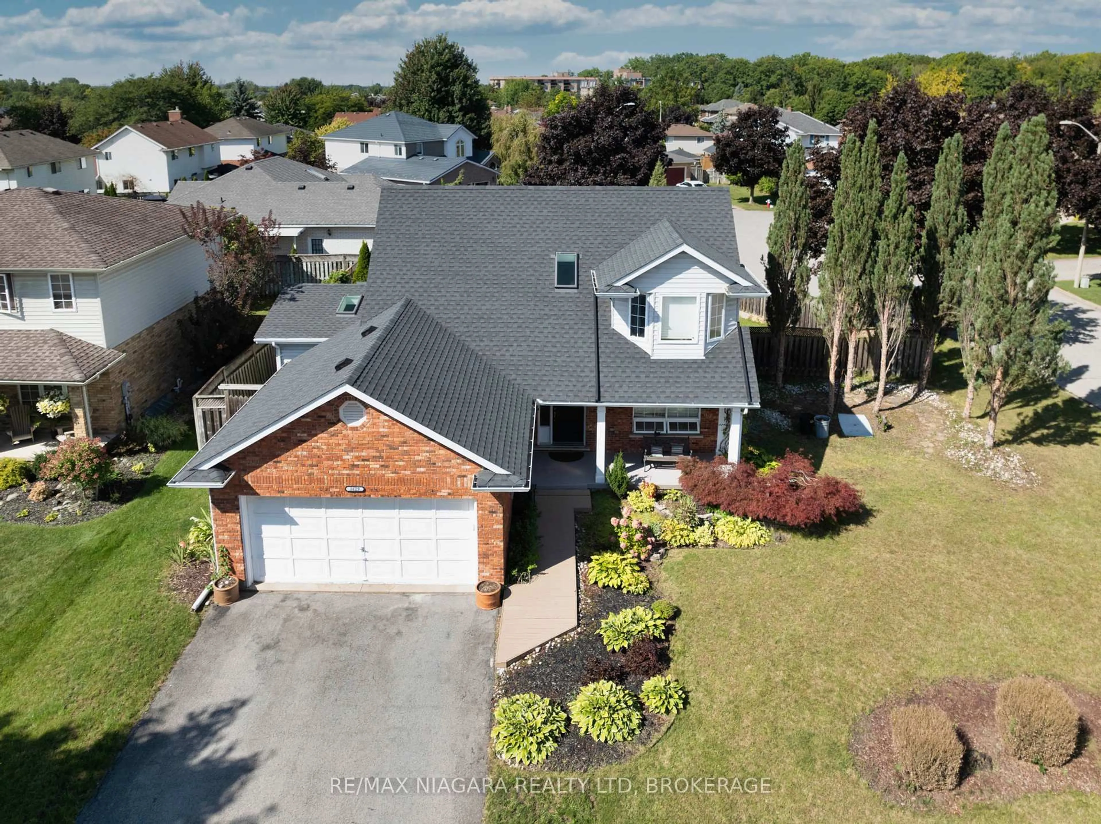 A pic from outside/outdoor area/front of a property/back of a property/a pic from drone, street for 3829 Northwood Dr, Niagara Falls Ontario L2H 2Y5