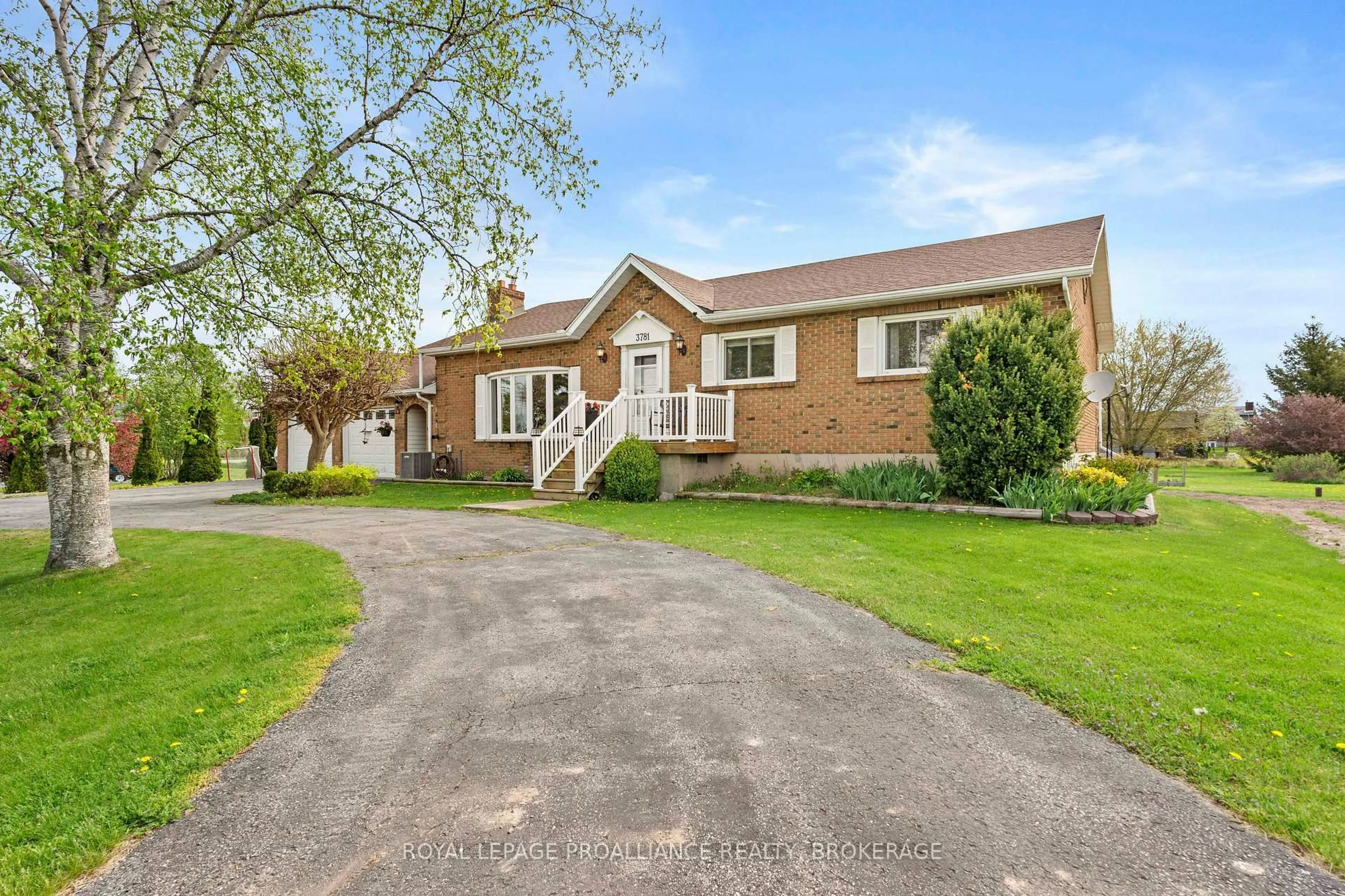 A pic from outside/outdoor area/front of a property/back of a property/a pic from drone, street for 3781 Holmes Rd, Inverary Ontario K0H 1X0