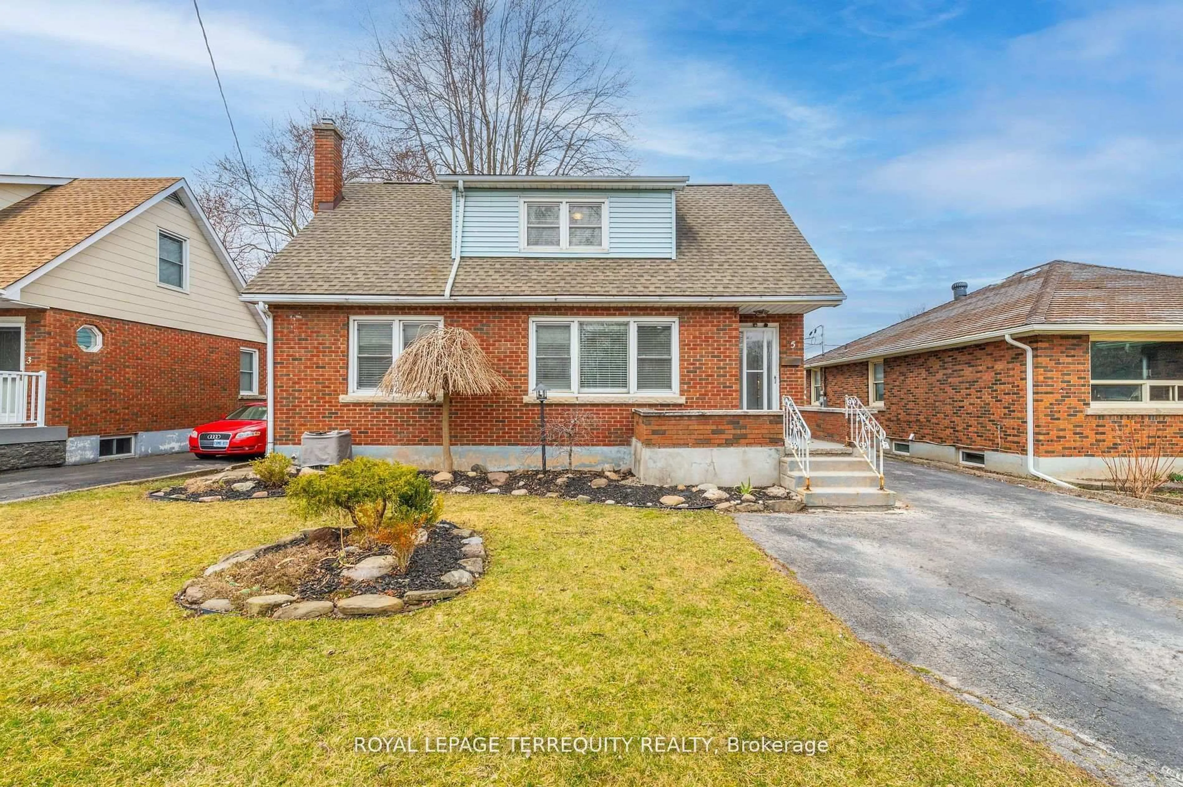 Home with brick exterior material, street for 5 Mcmann Dr, Thorold Ontario L2V 2V3
