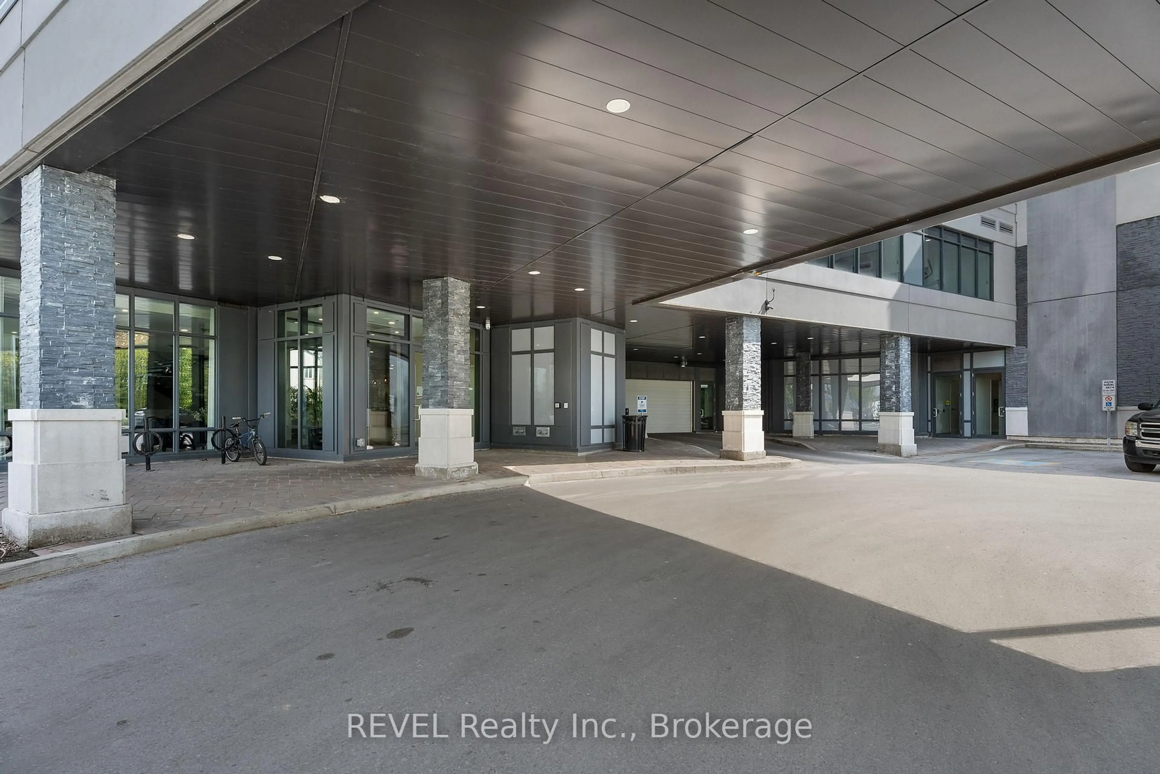 Indoor foyer for 7711 Green Vista Gate #704, Niagara Falls Ontario L2G 0Y9