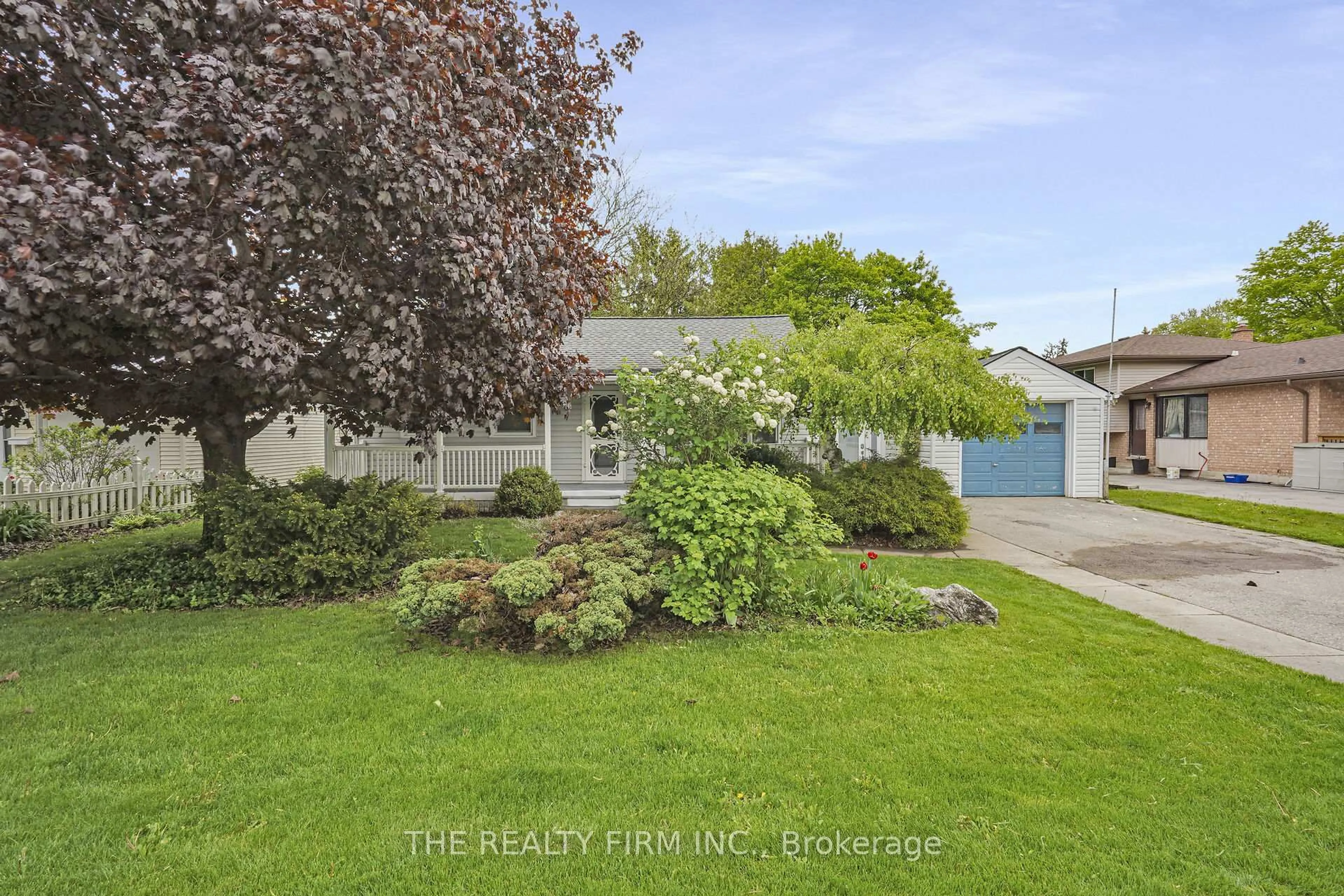 A pic from outside/outdoor area/front of a property/back of a property/a pic from drone, street for 128 Queen St, Thames Centre Ontario N0L 1G2