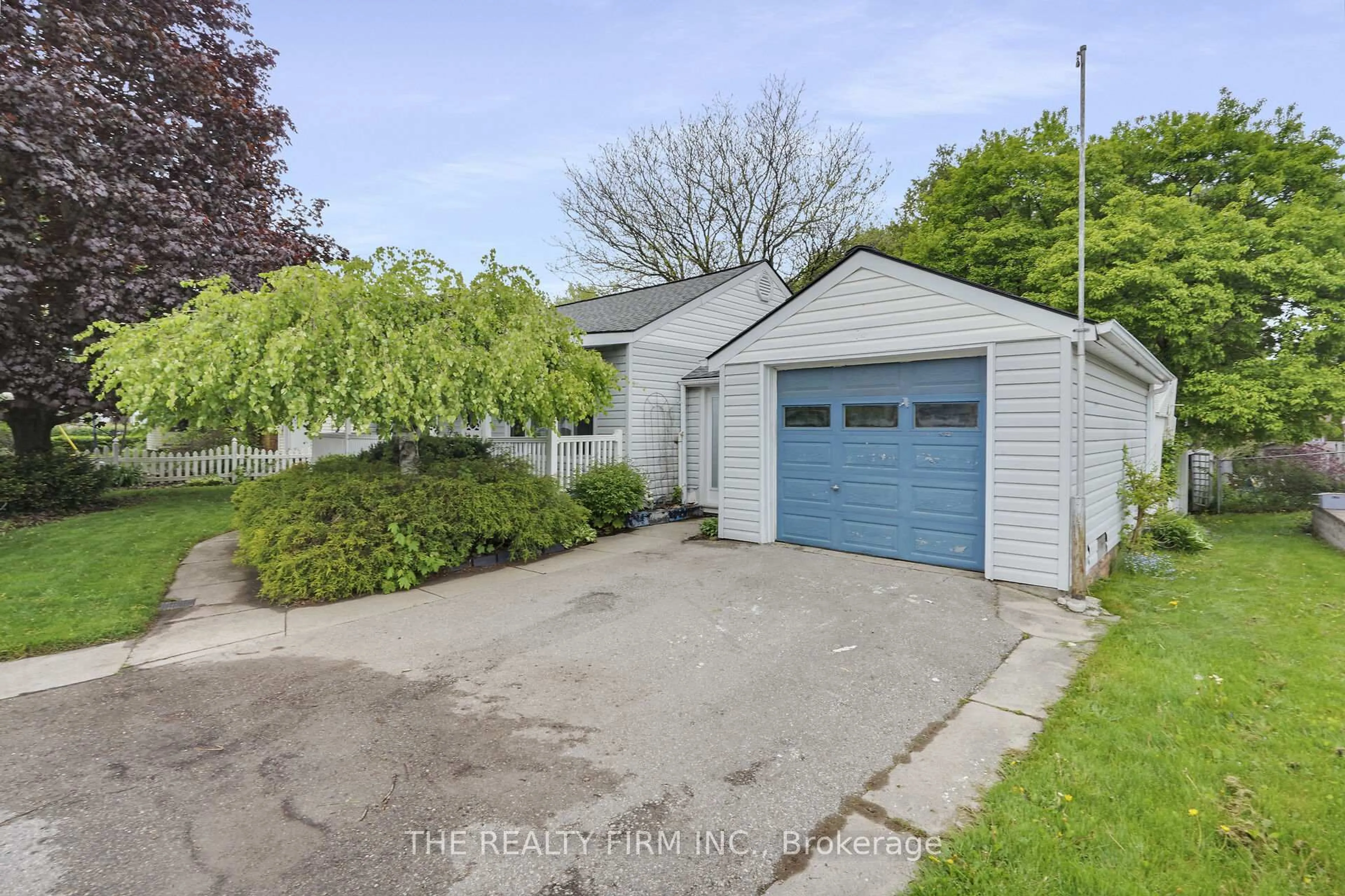A pic from outside/outdoor area/front of a property/back of a property/a pic from drone, street for 128 Queen St, Thames Centre Ontario N0L 1G2