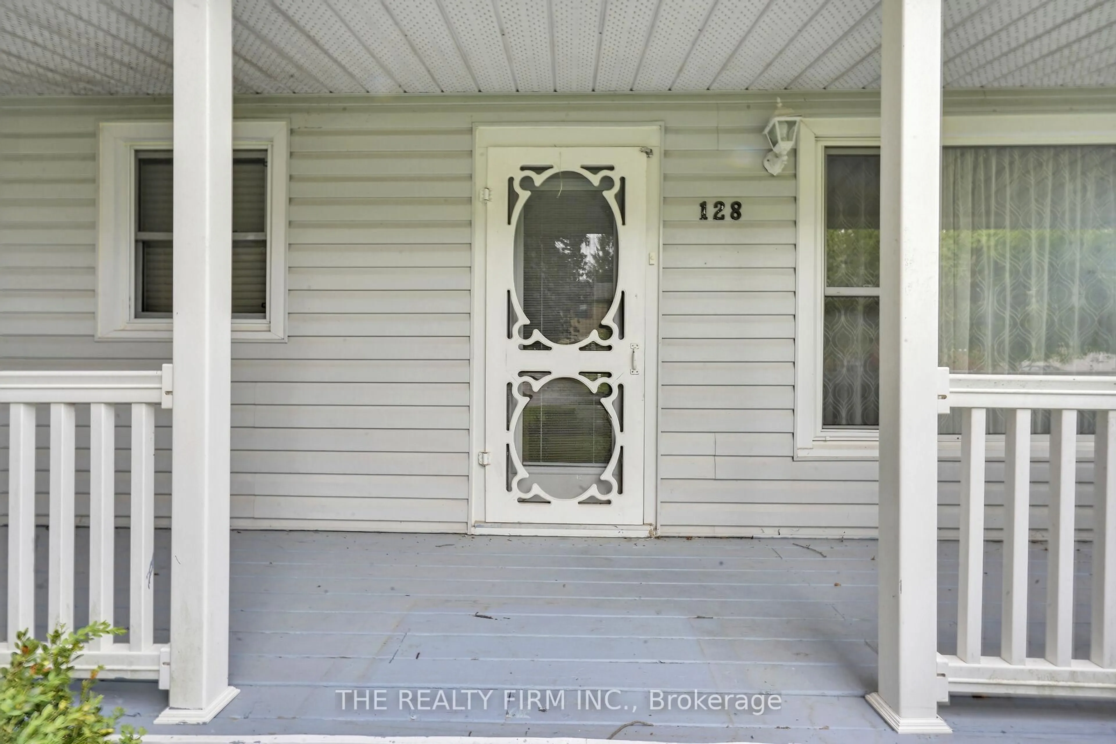 Indoor entryway for 128 Queen St, Thames Centre Ontario N0L 1G2