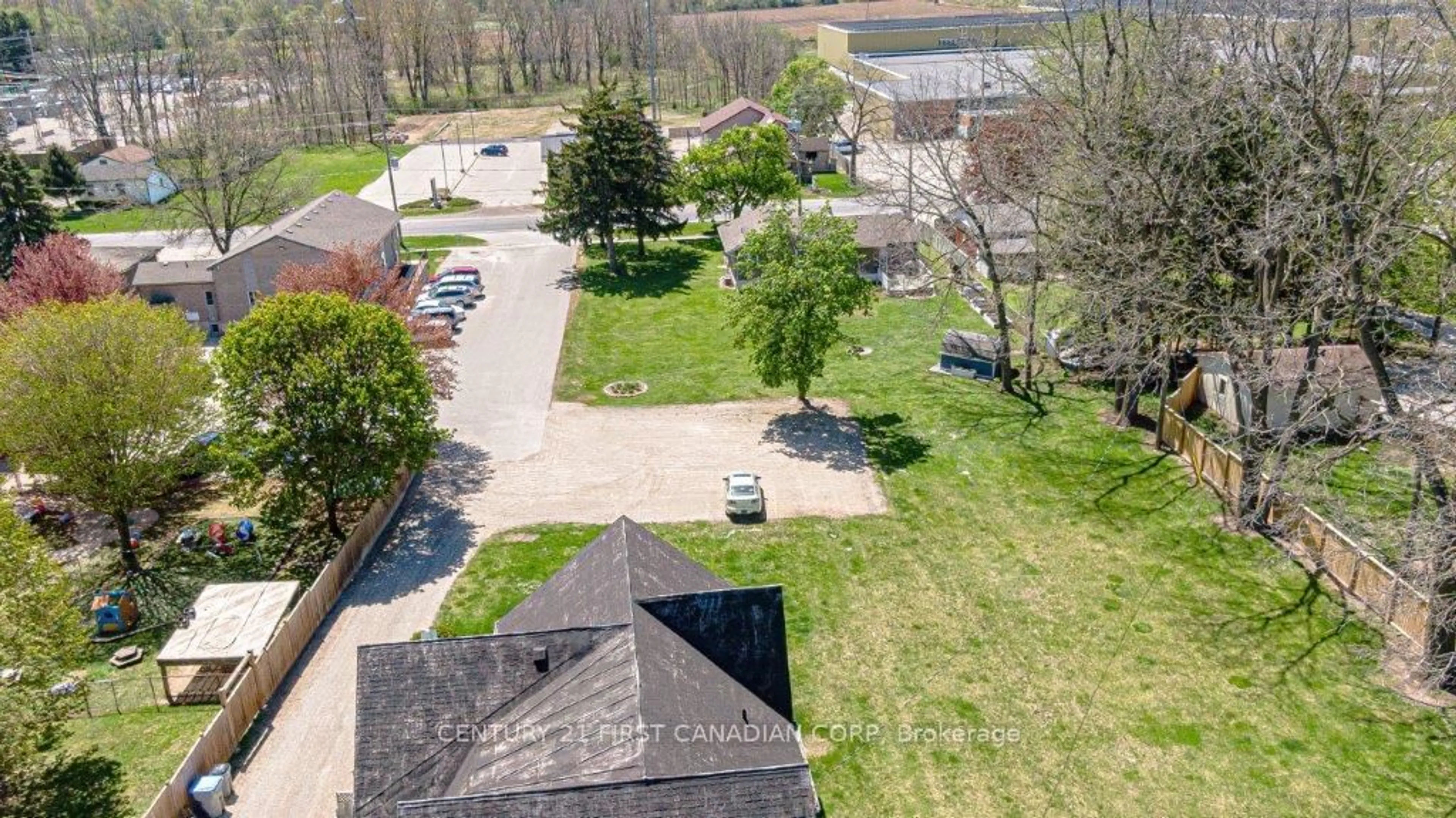 A pic from outside/outdoor area/front of a property/back of a property/a pic from drone, street for 431 Albert St, Strathroy-Caradoc Ontario N7G 1W8