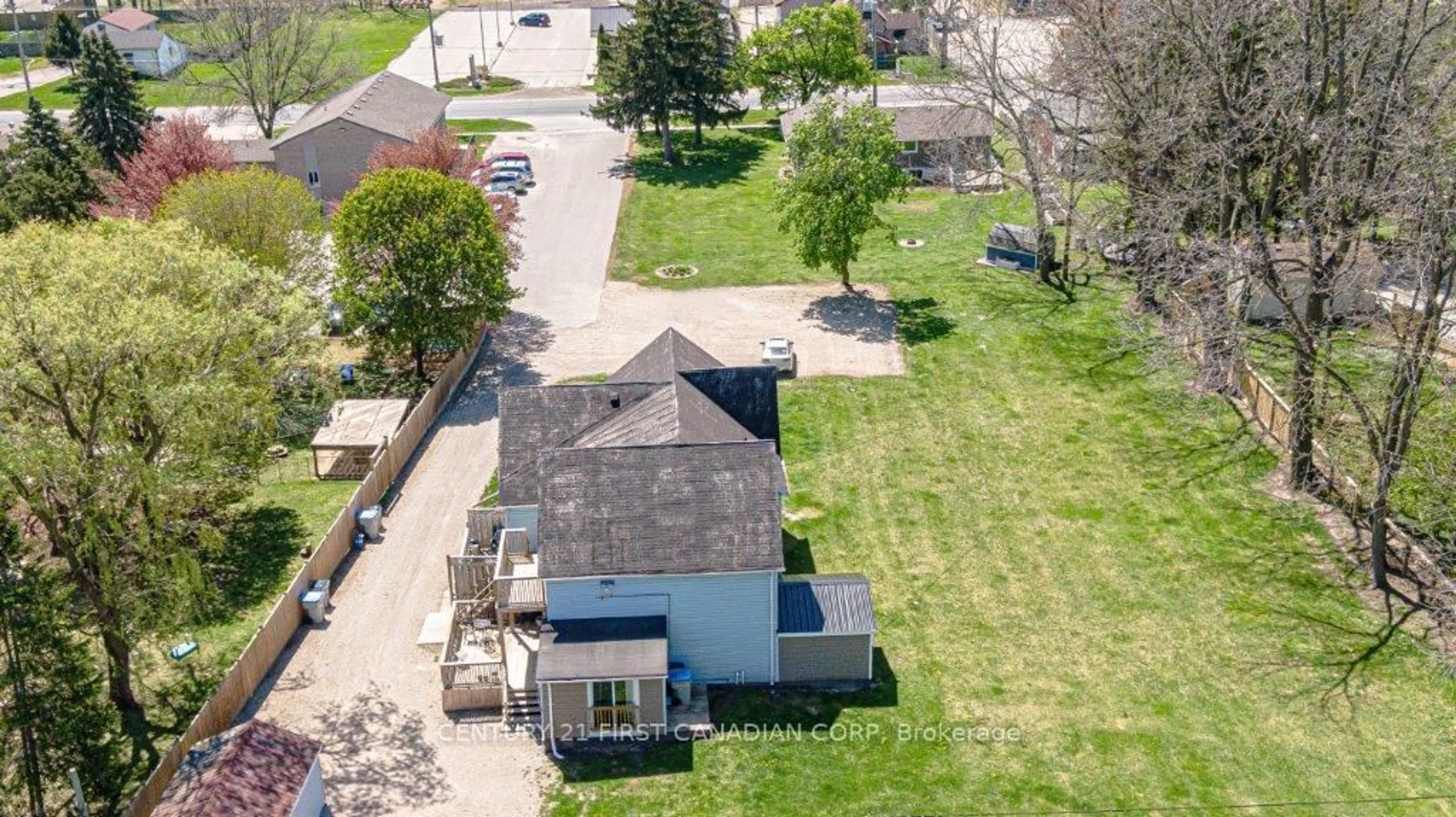 A pic from outside/outdoor area/front of a property/back of a property/a pic from drone, street for 431 Albert St, Strathroy-Caradoc Ontario N7G 1W8
