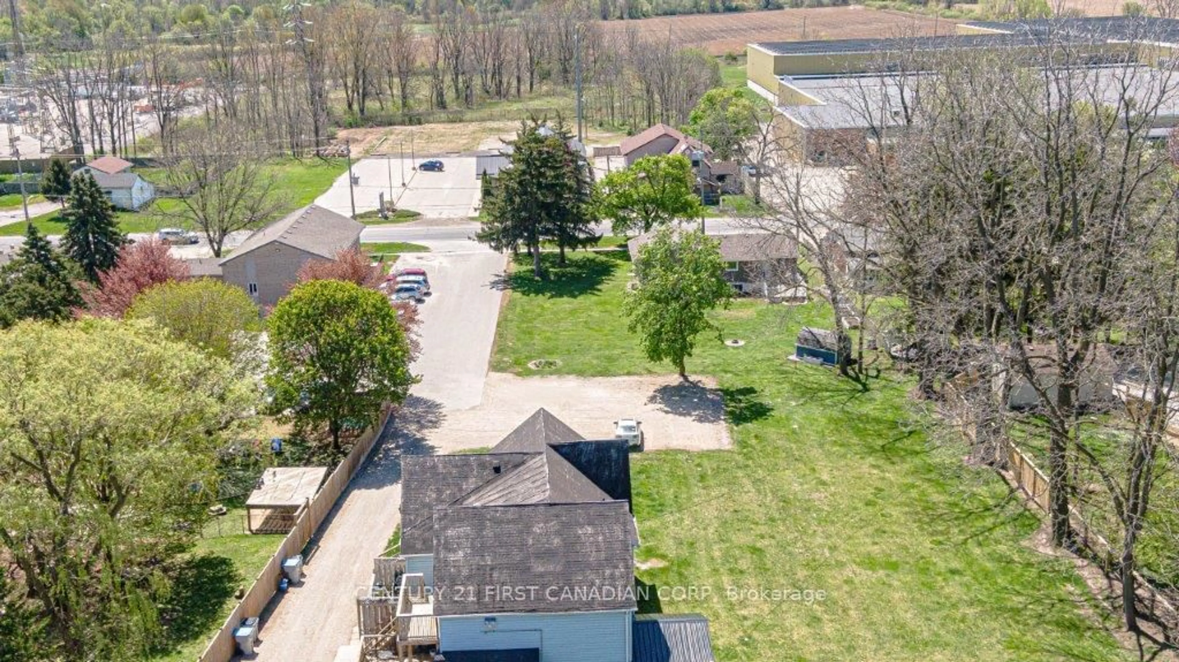 A pic from outside/outdoor area/front of a property/back of a property/a pic from drone, street for 431 Albert St, Strathroy-Caradoc Ontario N7G 1W8