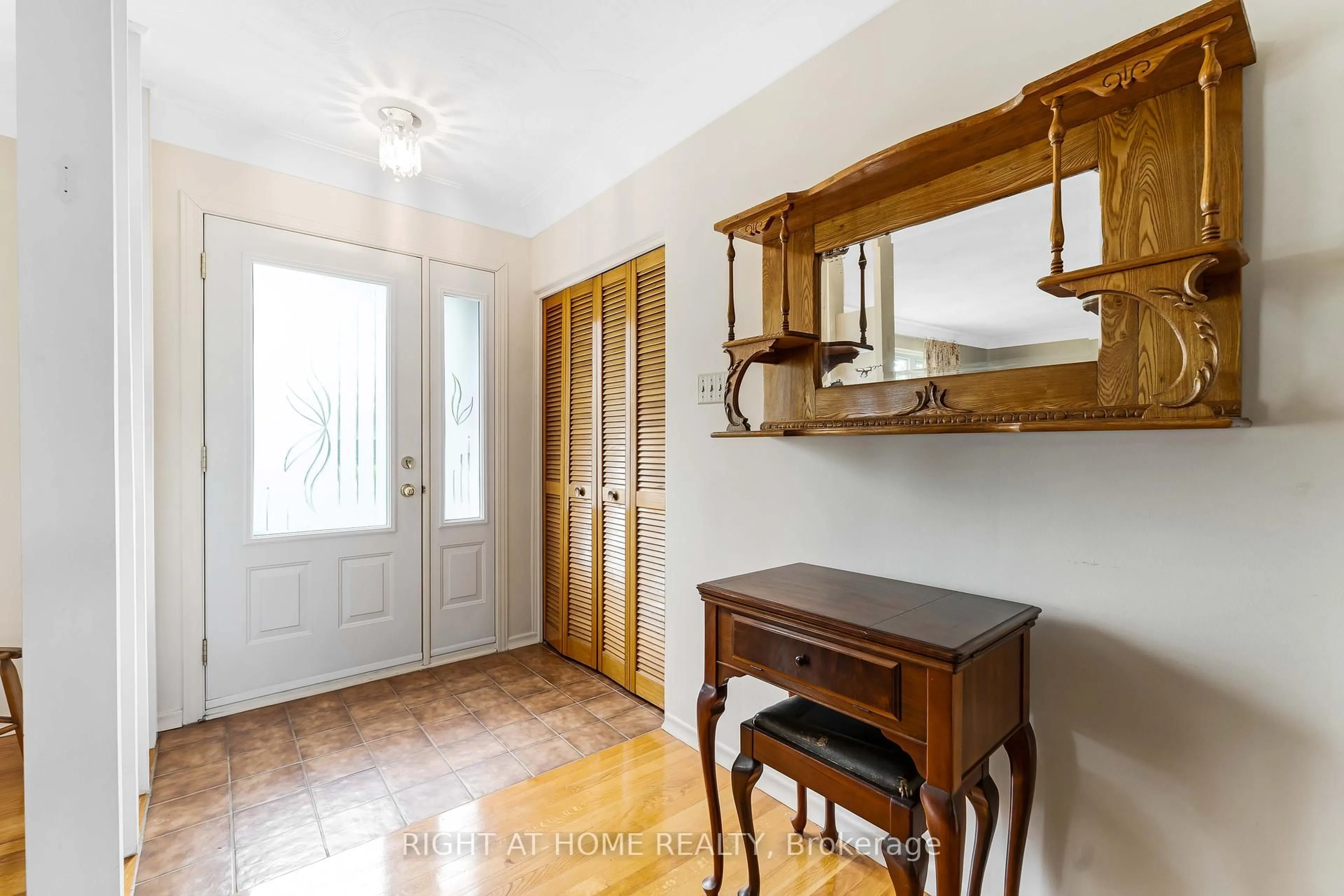 Indoor entryway for 1770 Chene St, Clarence-Rockland Ontario K4K 1L4